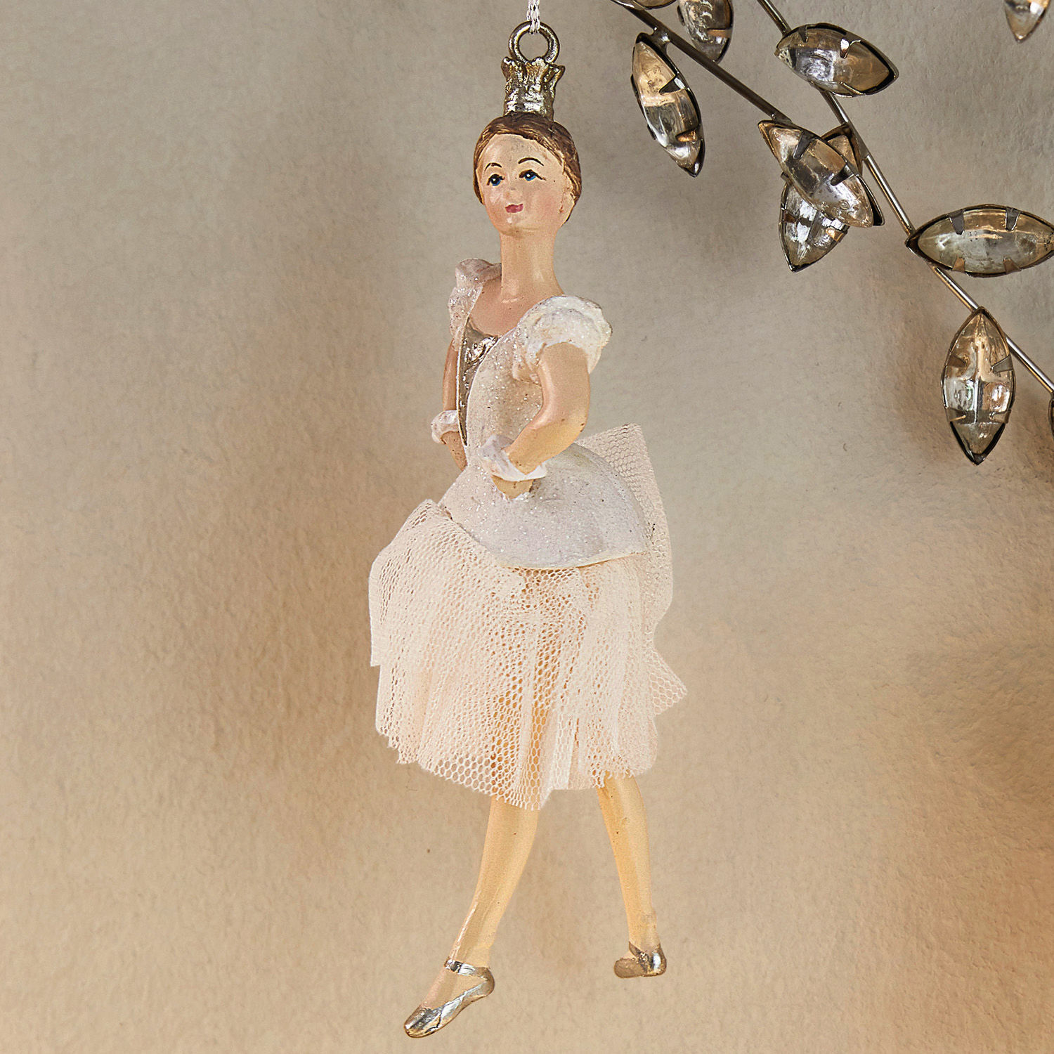 Feine Ballerina-Hängedekoration mit weißem Stoffkleid und silbernen Ballettschuhen, Weihnachtsdeko