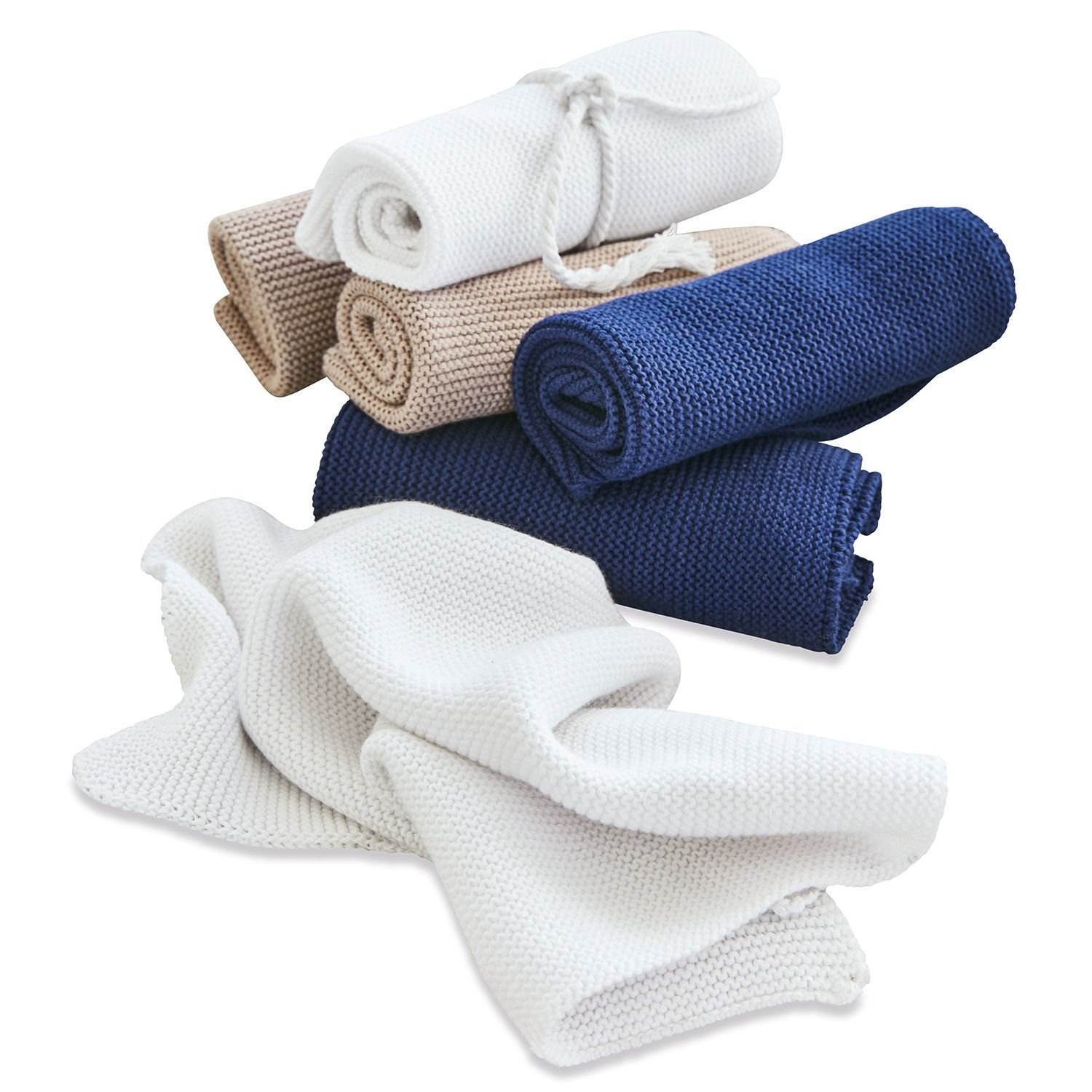 Set aus gestrickten Decken in Weiß, Beige und Marineblau, weiche und warme Heimtextilien
