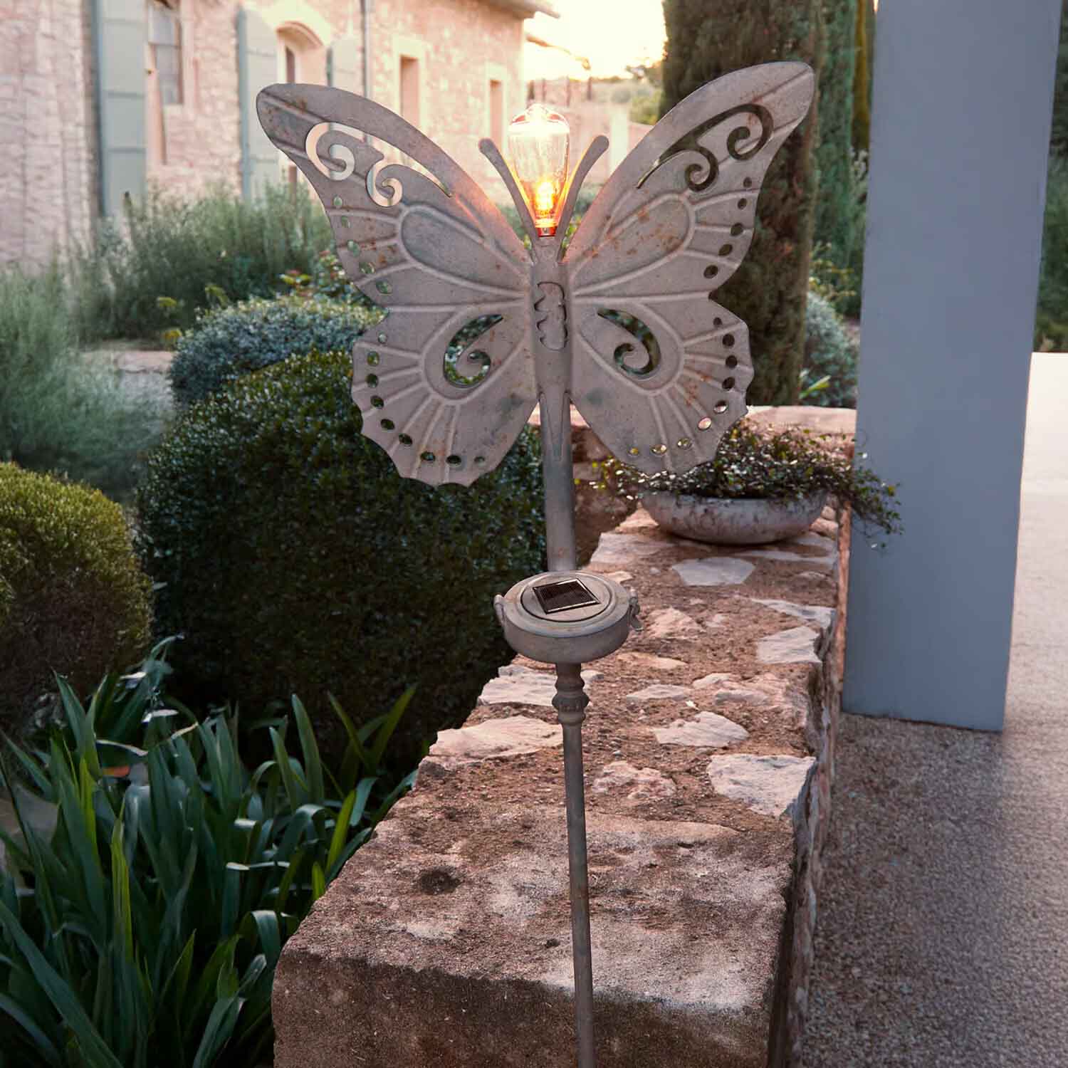 Dekorative Gartenleuchte in Schmetterlingsform aus grauem Metall mit Glühbirne und Solarpanel