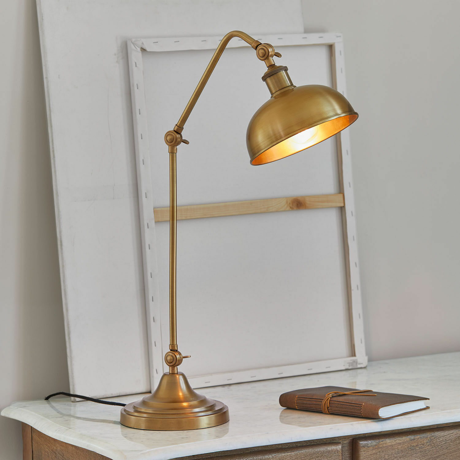 Tischlampe Delacroille Messing Tischlampe mit verstellbarem Arm auf Marmorplatte, elegante Vintage-Schreibtischleuchte