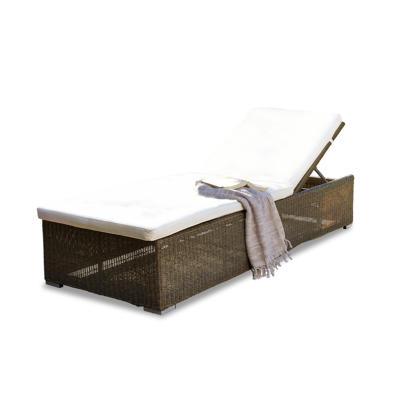 Gartenliege aus braunem Rattan mit weißer Polsterung und grauer Decke, bequeme Outdoor-Möbel zum Entspannen