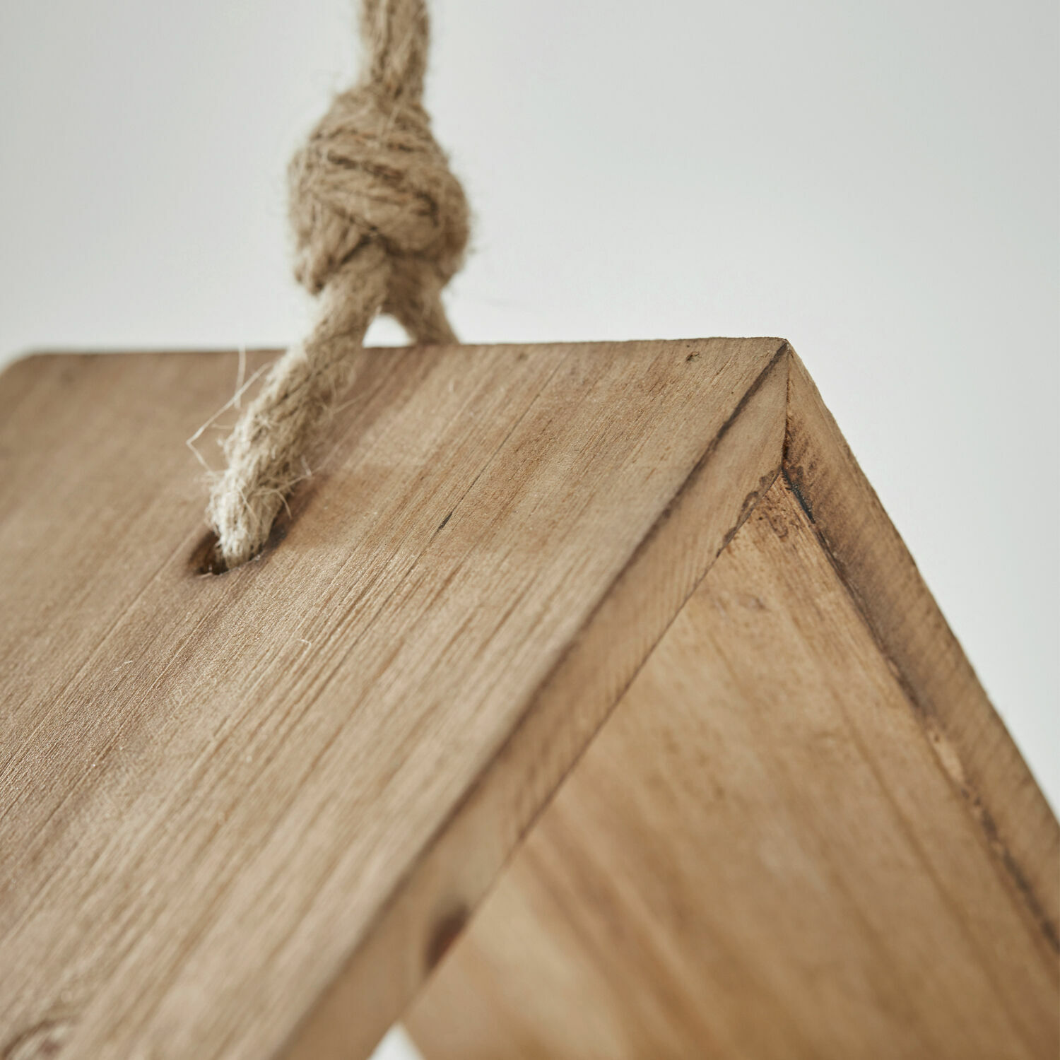 Natürliche Holzbretter mit dickem Seil zum Aufhängen, rustikale Wohnraumdekoration