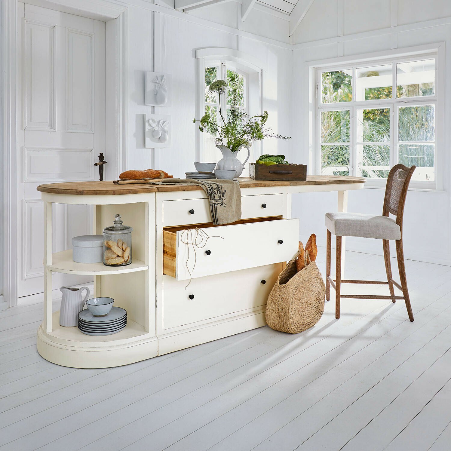 Küchenblock Louisiana Kremfarbige Kücheninsel mit Holzarbeitsplatte und Schubladen, rustikaler Stil, helles Interieur