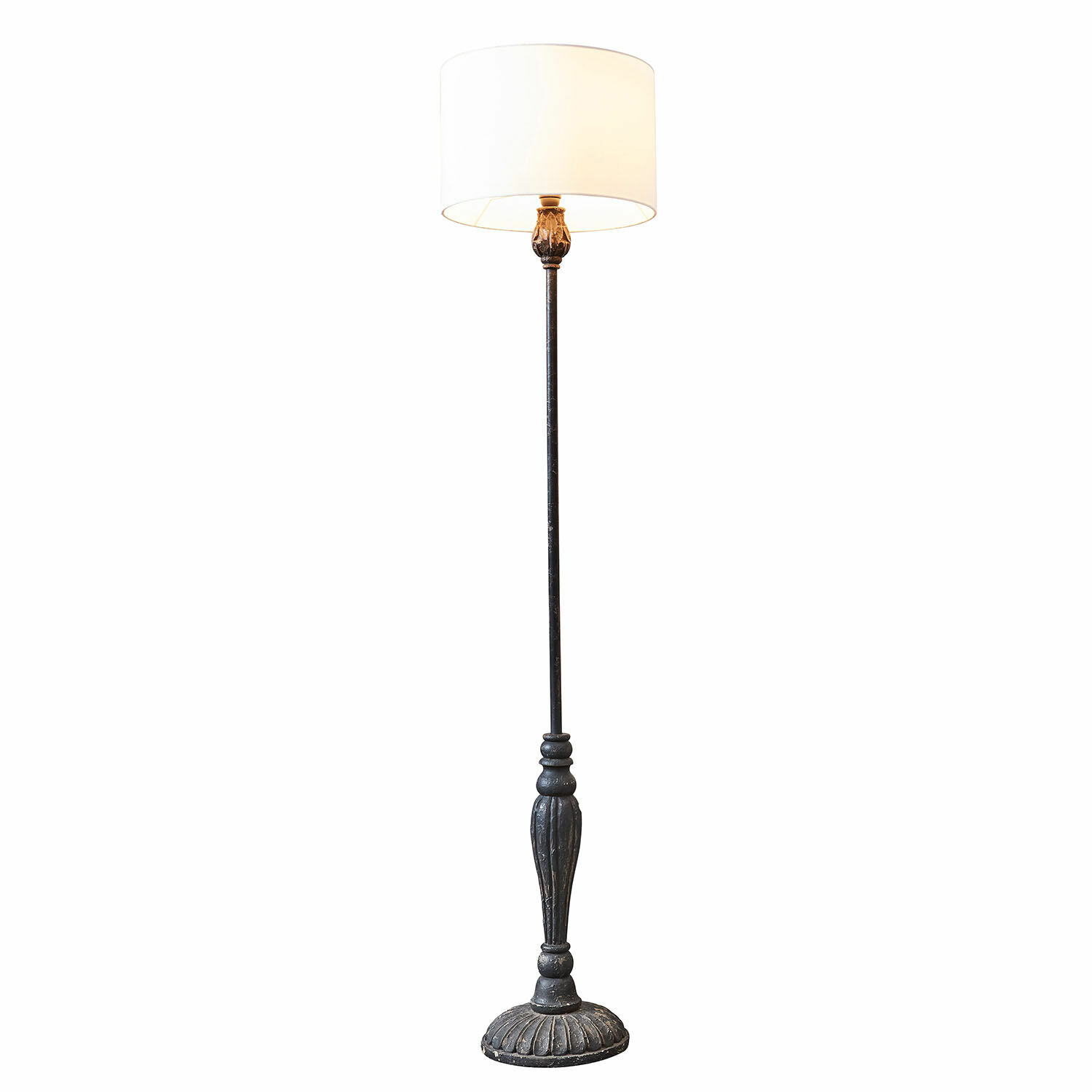 Stehlampe mit schwarzer Metallbasis und weißem Lampenschirm, elegantes Wohnzimmerlicht