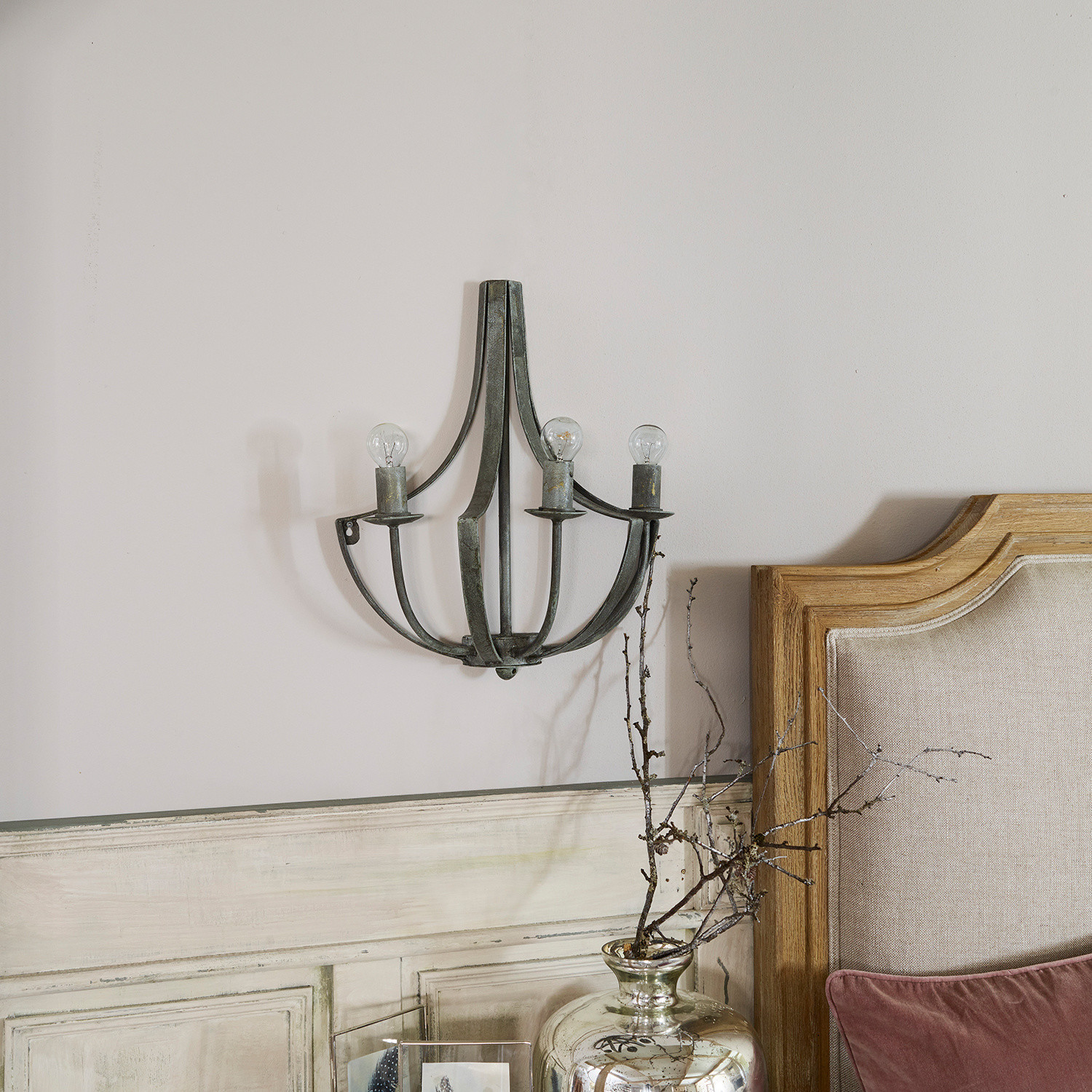 Vintage Metall-Wandleuchte mit drei Glühbirnen in Grau, dekorativer Wandfluter für Wohnzimmer