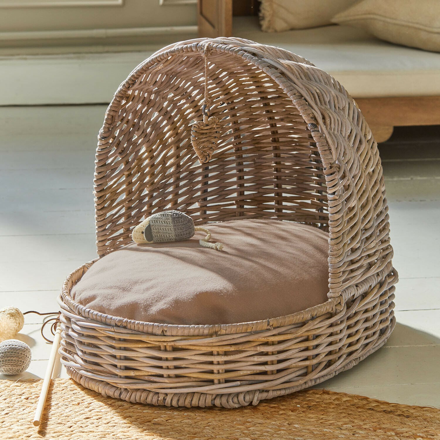 Haustierkorb Charmoise Ovaler Korb aus Rattan mit beigem Kissen und Dach, Naturmaterial, gemütlicher Katzenplatz