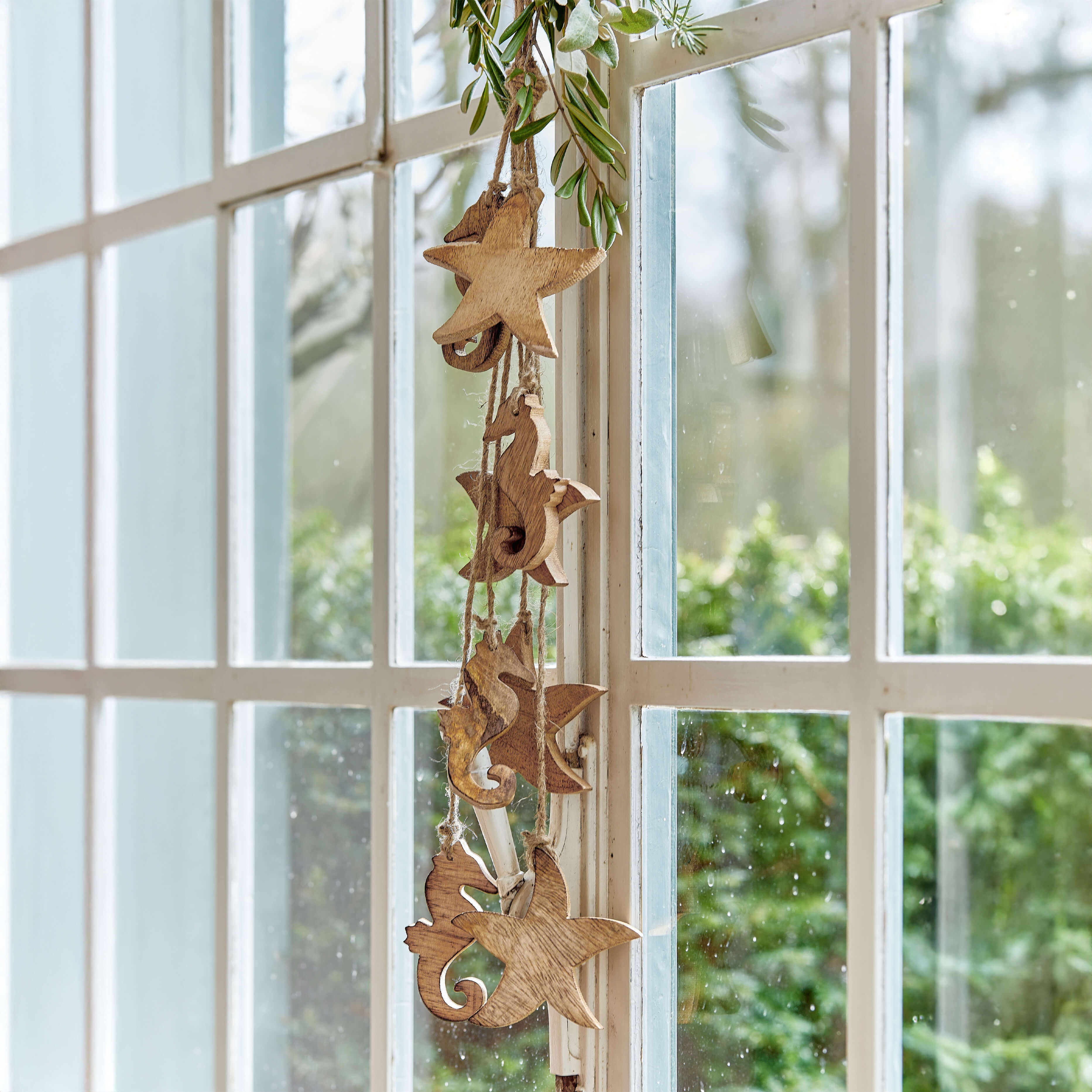 Holzfensterdekoration mit Stern- und Seepferdchenanhängern in natürlicher Holzfarbe, maritimes Flair