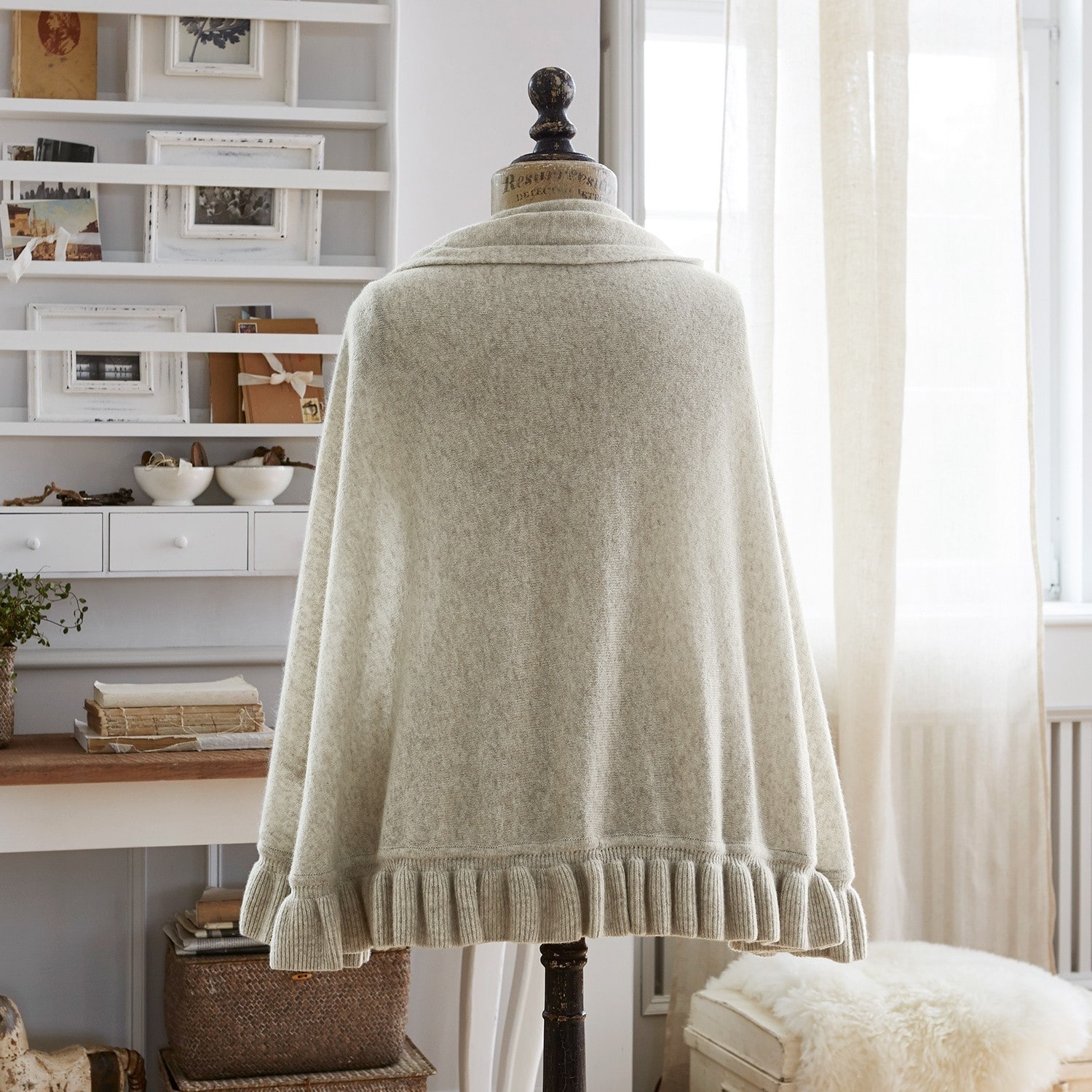 Beiger Wollumhang mit Rüschensaum, stilvolles Accessoire für Zuhause und Garderobe