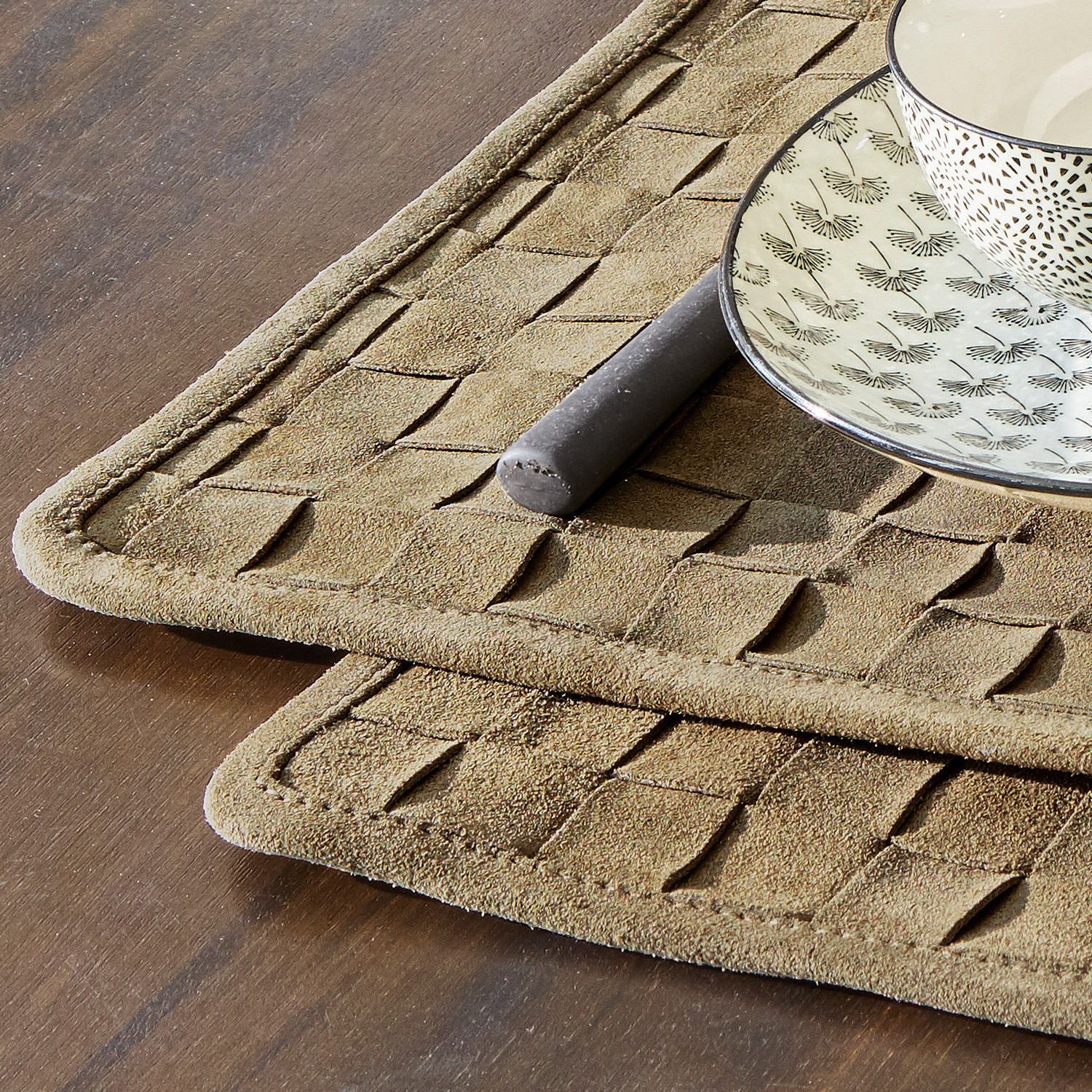 Beige Tischunterlage aus weichem Wildleder mit geflochtenem Muster auf Holztisch