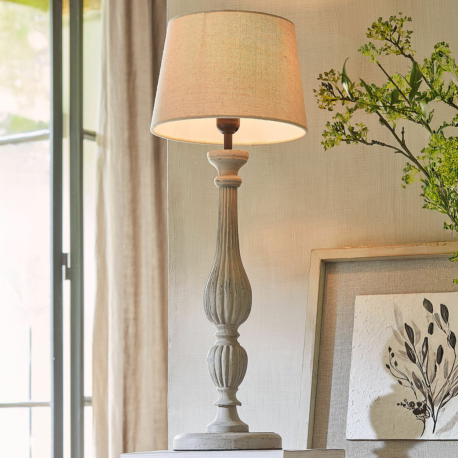 Tischlampe Zepinal Tischlampe aus weißem Holz mit beigem Lampenschirm, dekorative Wohnzimmerlampe