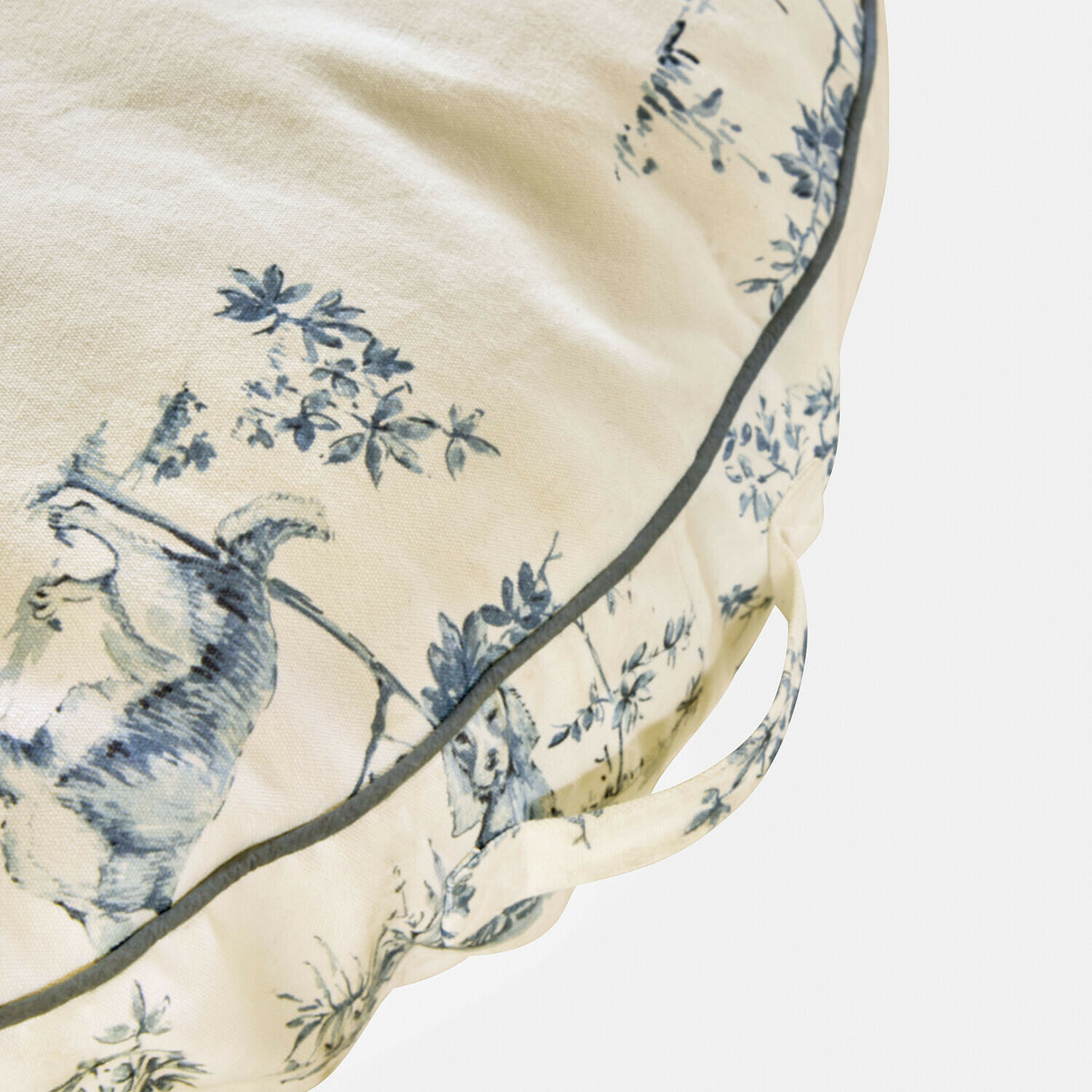 Dekoratives Baumwollkissen in Creme mit blauem Tier- und Pflanzenmuster, weich und stilvoll
