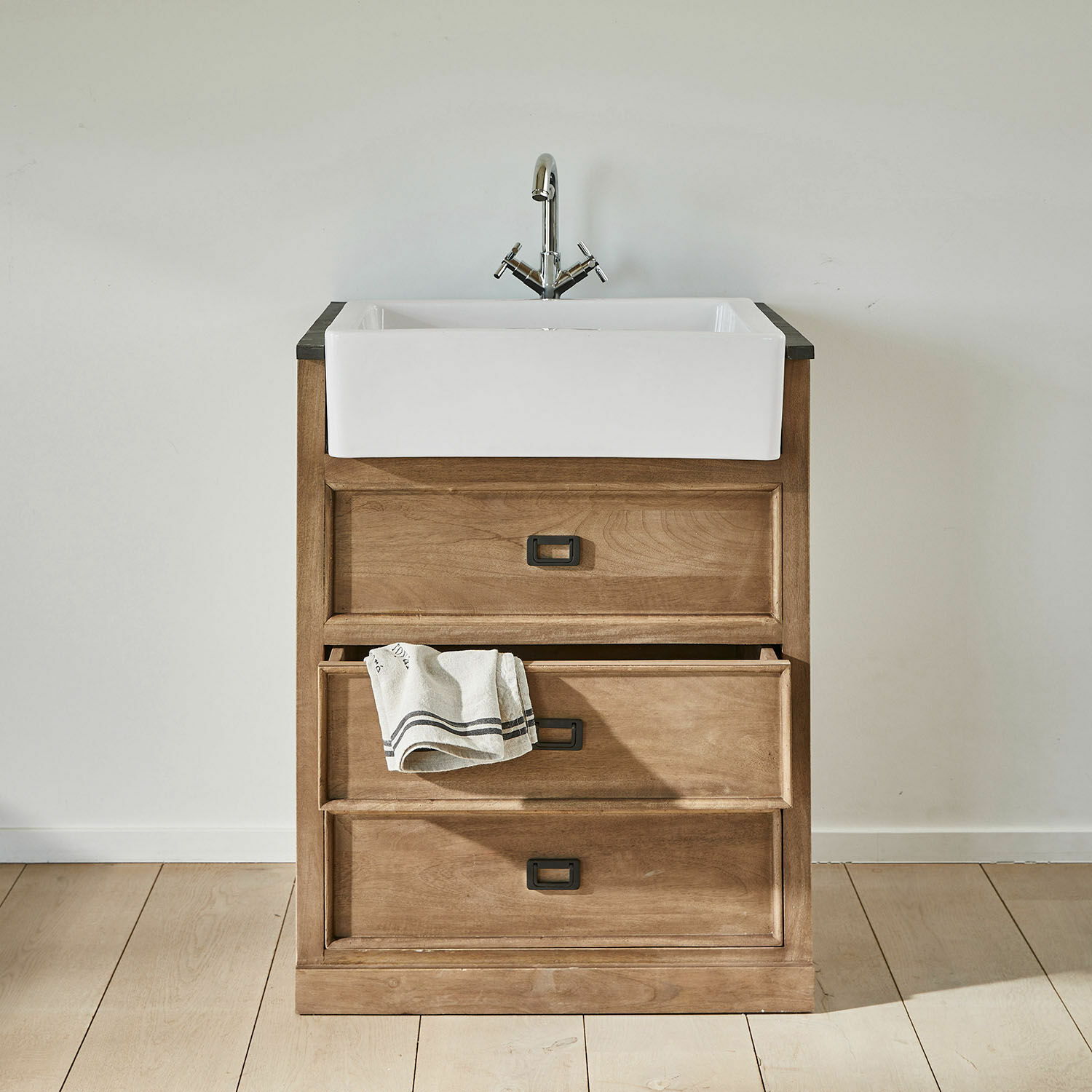 Holz-Badezimmerschrank mit weißem Keramikwaschbecken und Metallarmatur, natürliche Holzfarbe