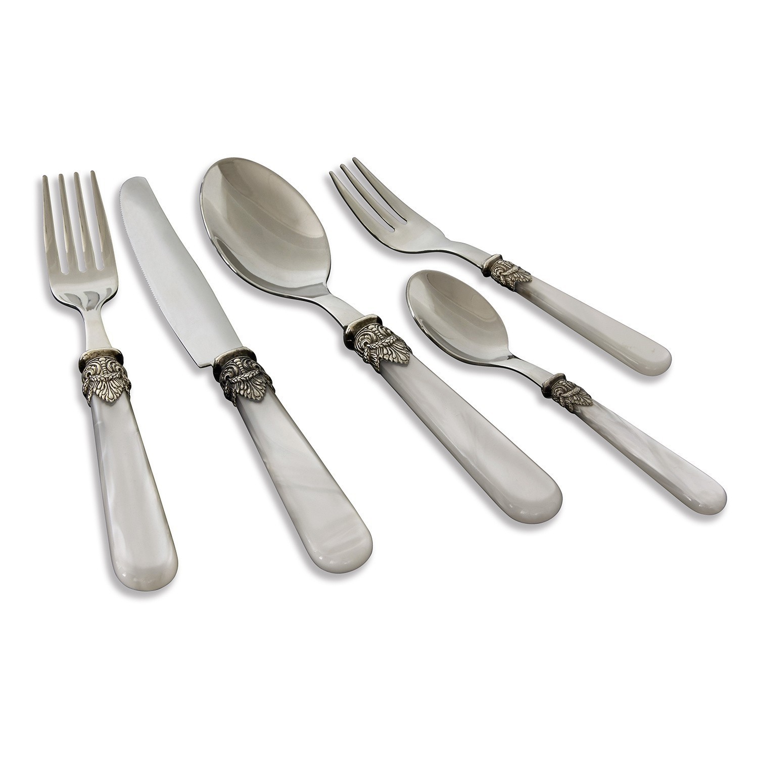 Besteckset mit weißen Griffen und metallischen Verzierungen, elegante Küchenaccessoires