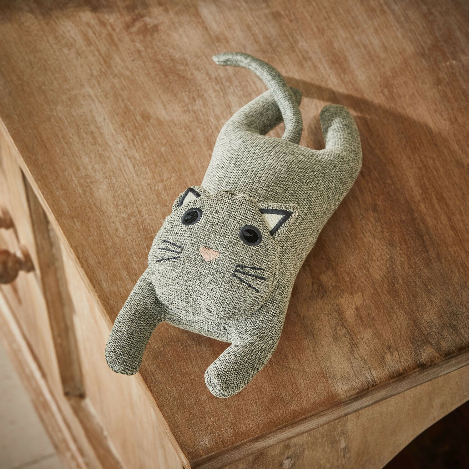 Katzenspielzeug Nalori Graue Stoffkatze auf Holzplatte, dekoratives Wohnaccessoire und Kuscheltier