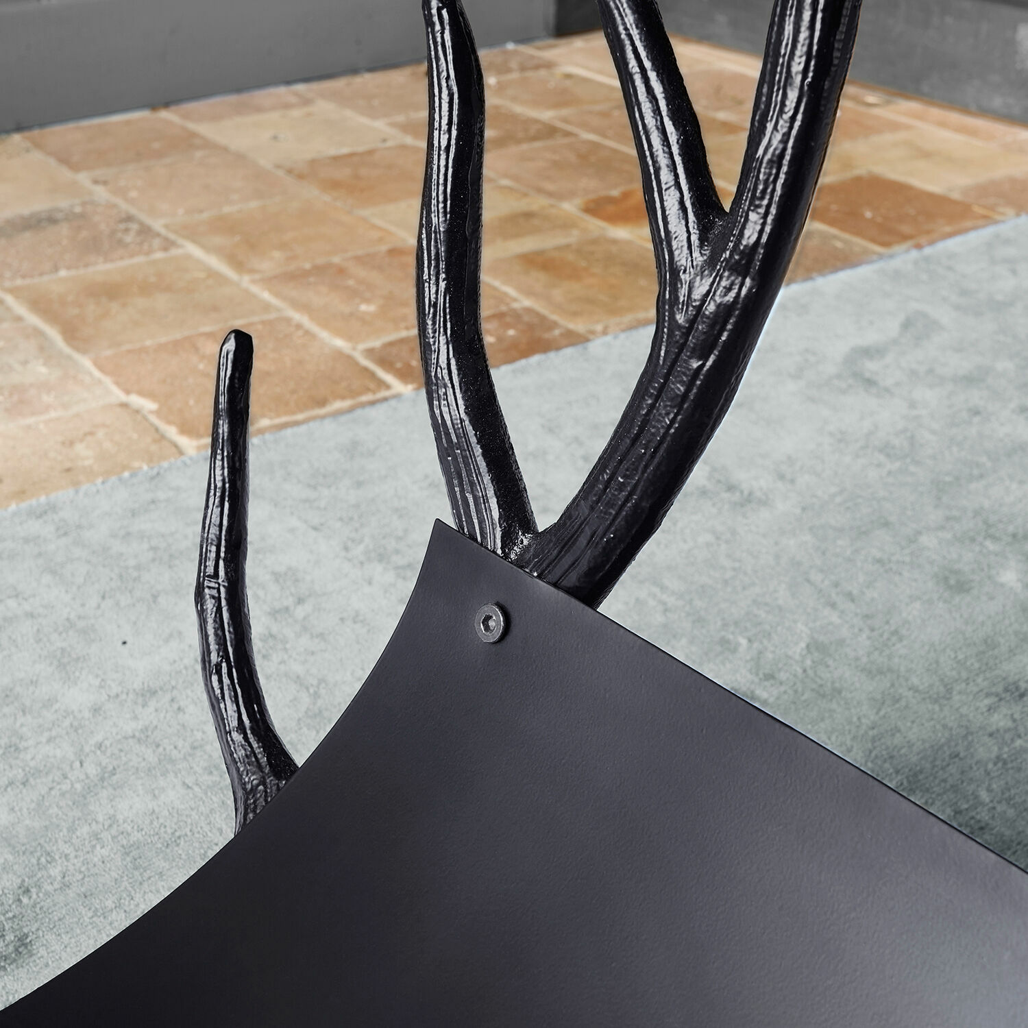 Schwarzer Metall-Garderobenständer mit geweihförmigen Ästen, modernes Design für den Flur