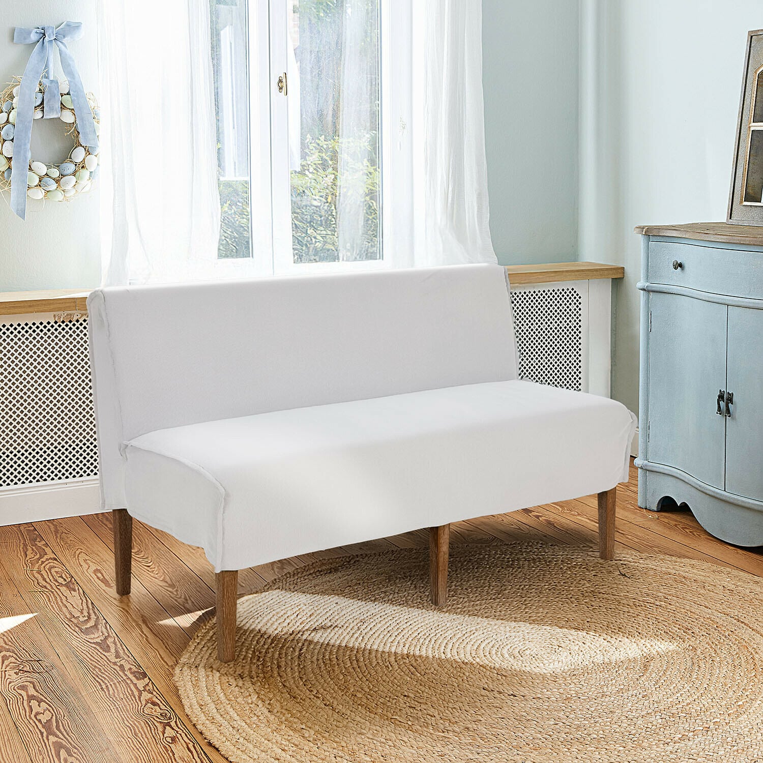 Küchensofa Vinterfjord Weißes Sofa mit Holzbeinen auf rundem Jute-Teppich in hellem, gemütlichem Raum