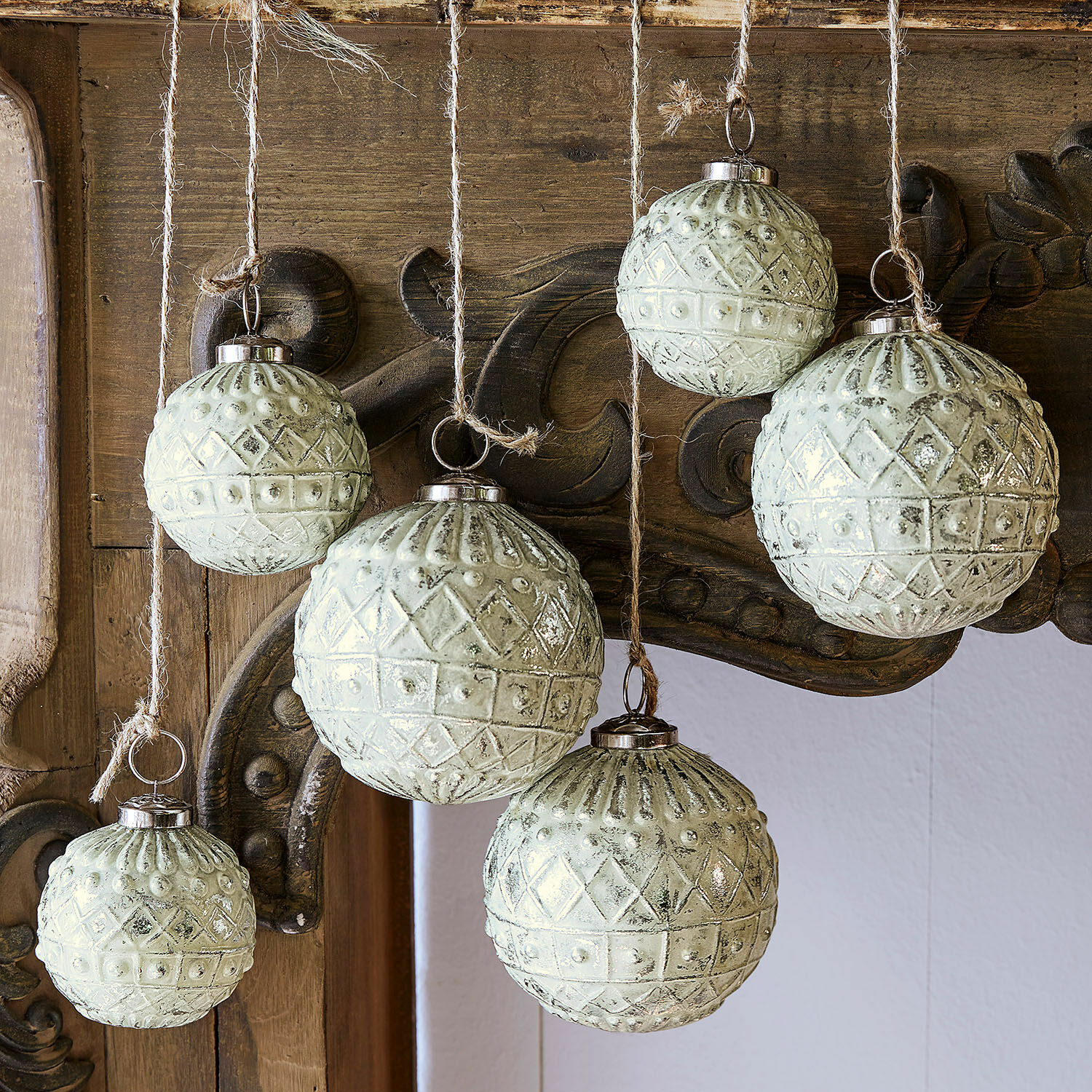 Weihnachtsschmuck 6er Set Gladwin Sechs grünliche Glas-Weihnachtskugeln mit Muster, an Schnüren hängend