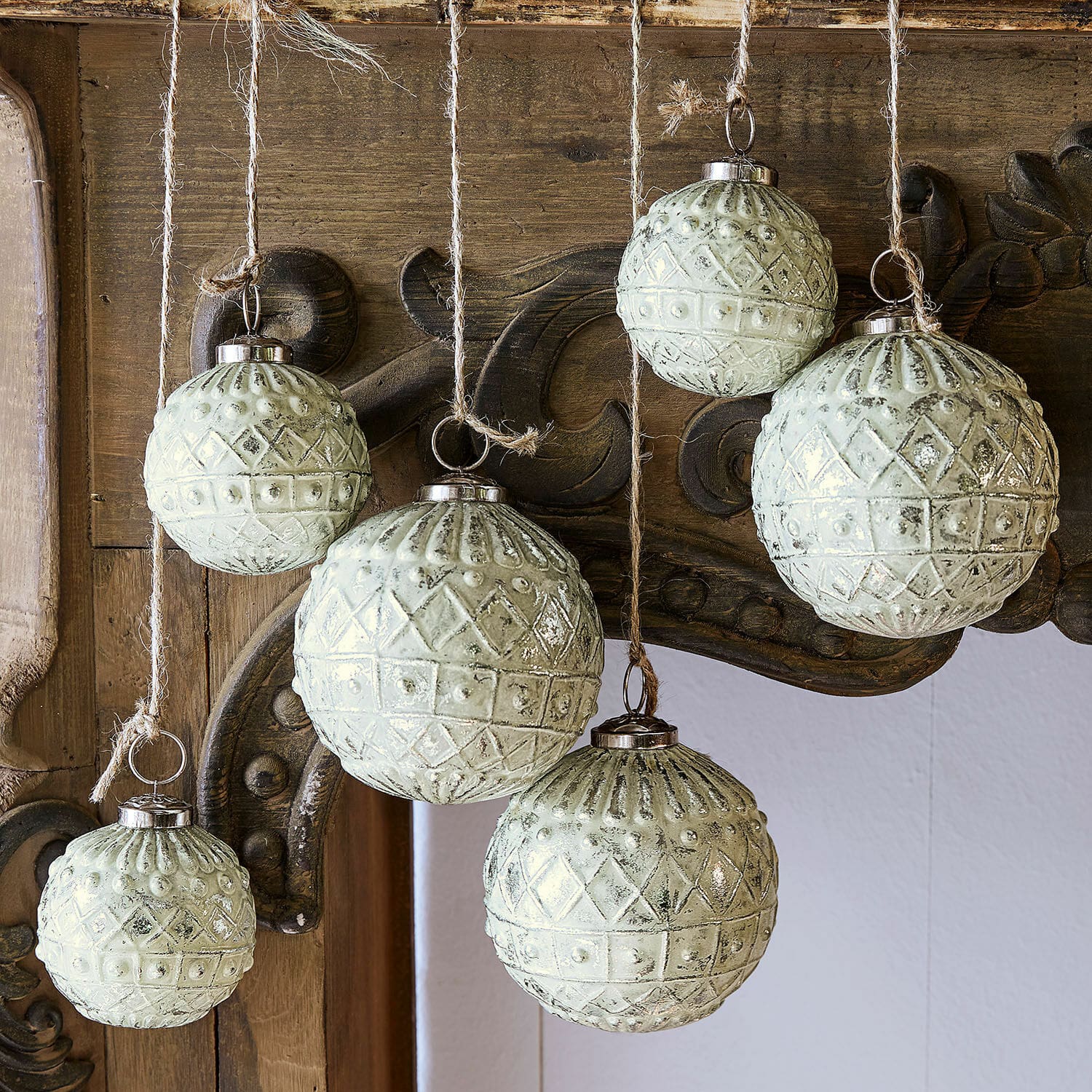 Weihnachtsschmuck 6er Set Gladwin Sechs grünliche Glas-Weihnachtskugeln mit Muster, an Schnüren hängend