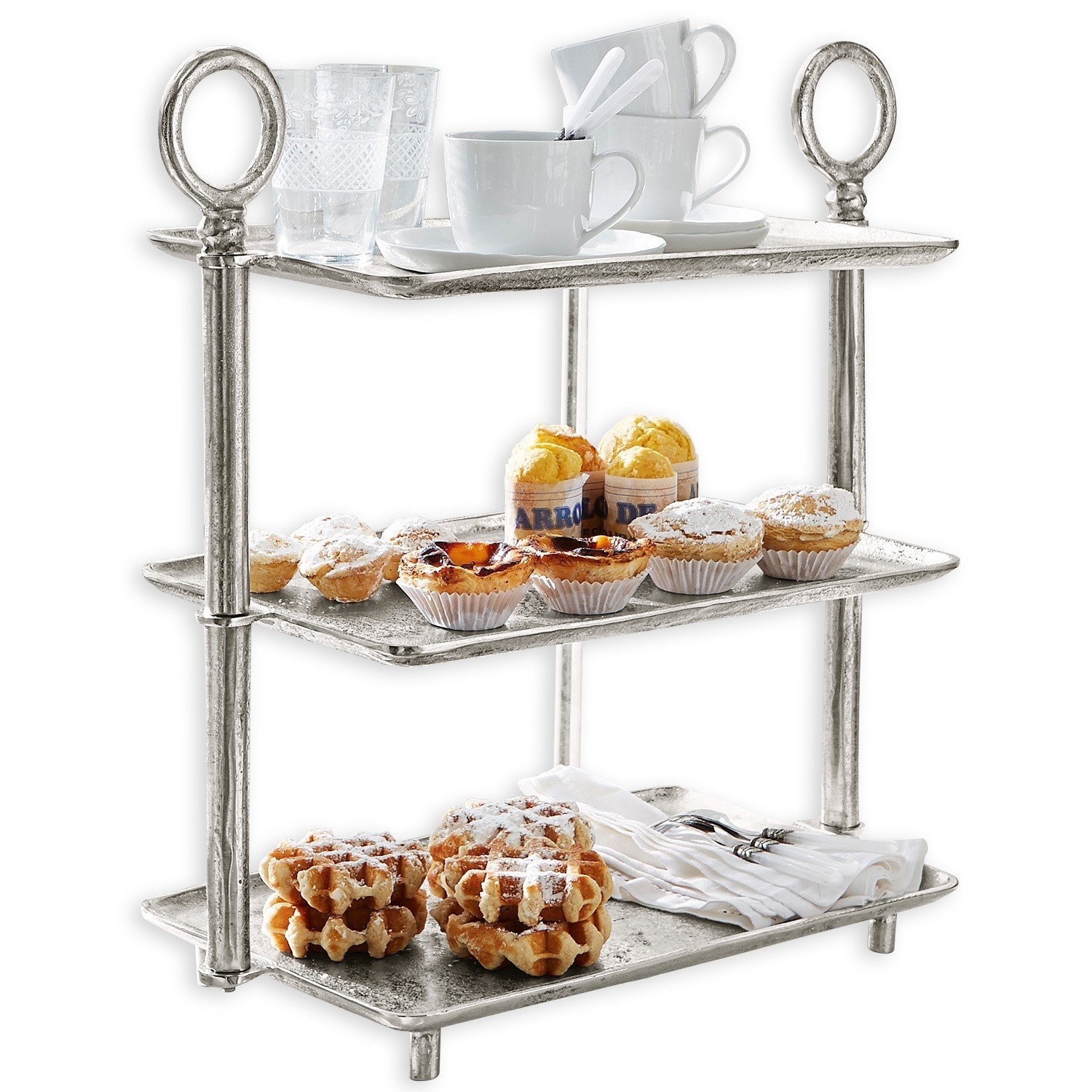 Dreistöckiges silbernes Metall-Etagere mit Tassen, Gläsern und süßem Gebäck für Desserts