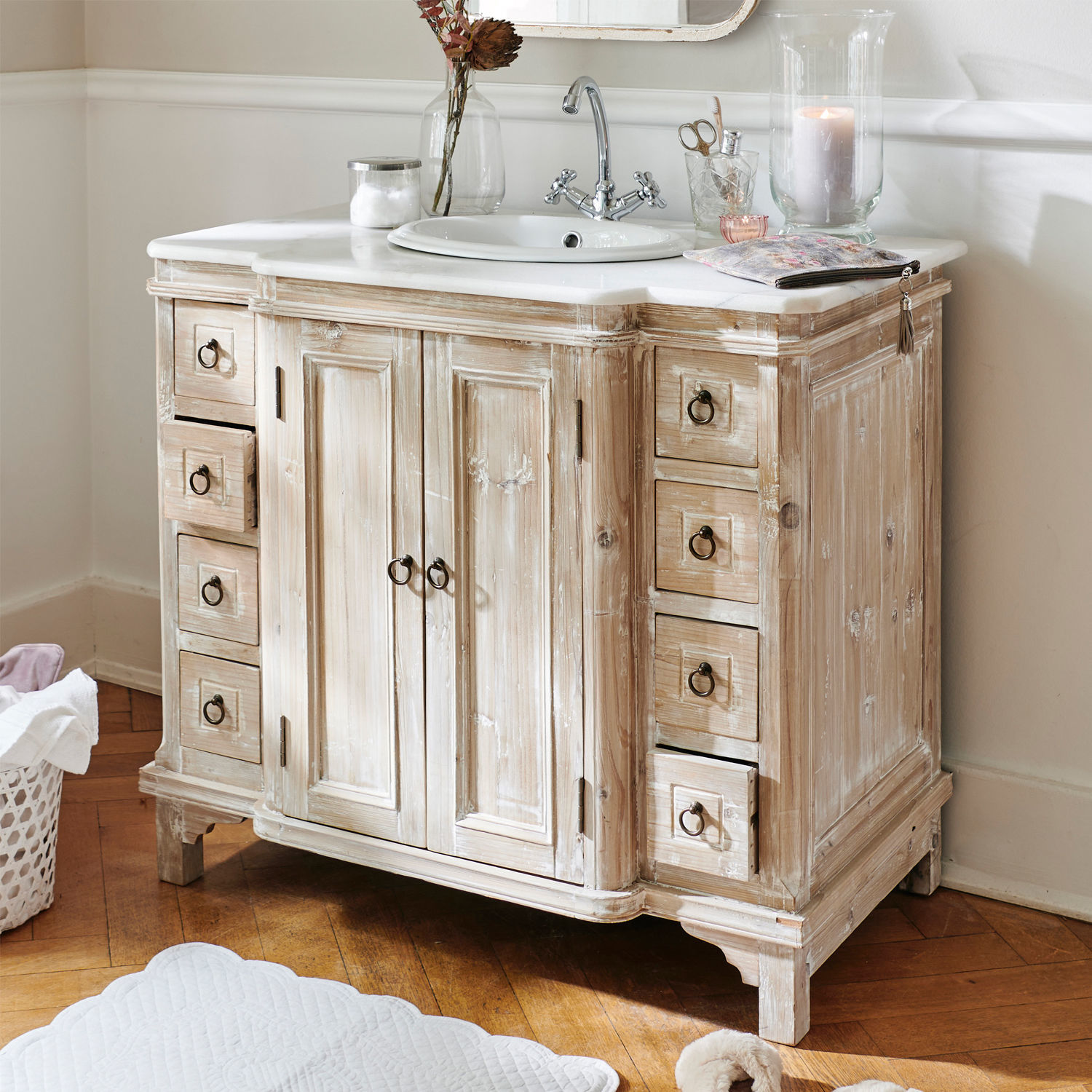 Waschtisch Sunderland Rustikaler Badezimmerschrank aus Holz mit weiß gewischtem Finish, Waschbecken und Armatur
