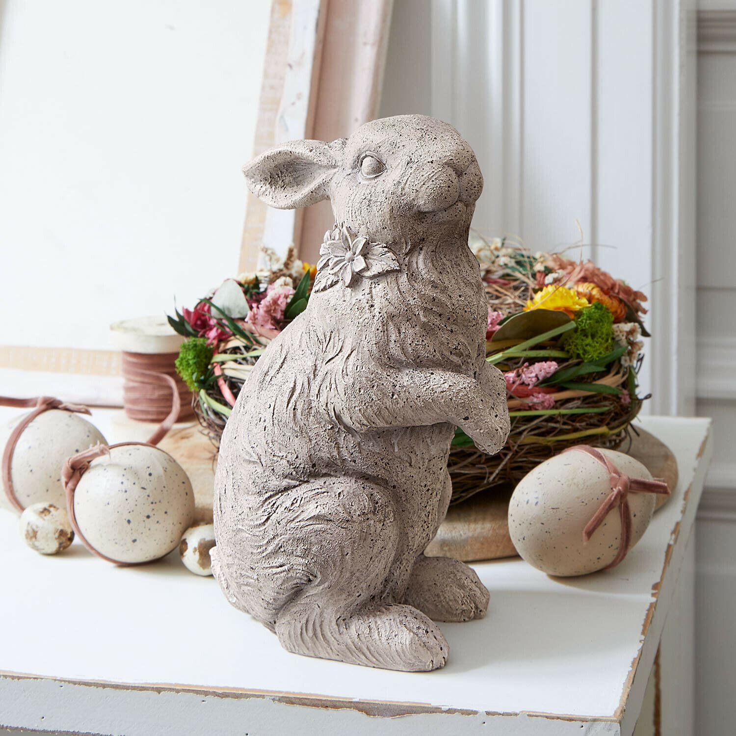 Deko-Hase Ravencrest Graue Beton-Hasenfigur mit Blume am Hals, österliche Tischdekoration