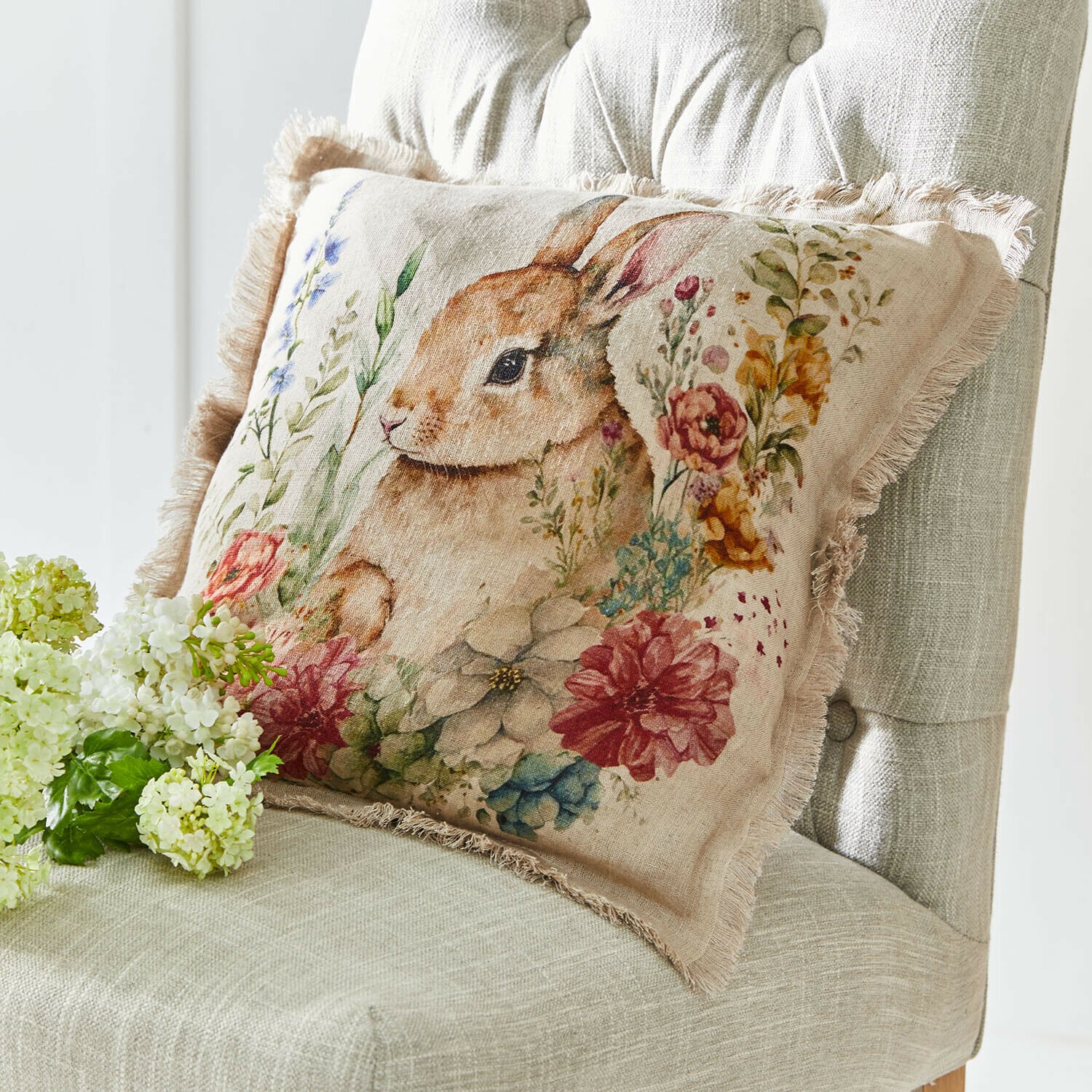 Kissenhülle Parélys Dekoratives Kissen aus beigem Leinen mit Hasen- und Blumenmotiv, Fransenrand, gemütliches Wohnaccessoire