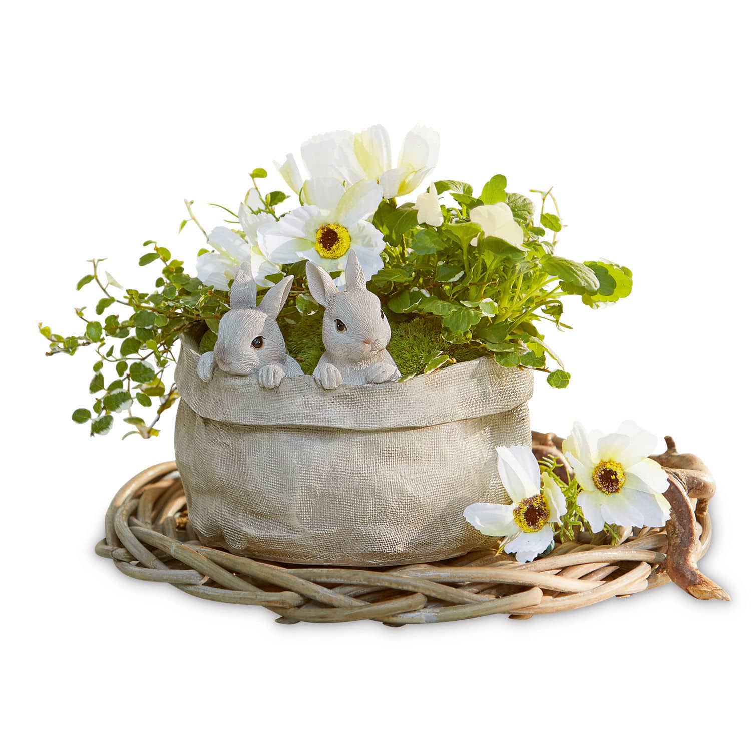 Übertopf Mouriel Dekorativer Stofftopf mit weißen Blumen und Hasenfiguren auf einem Weidenuntersetzer