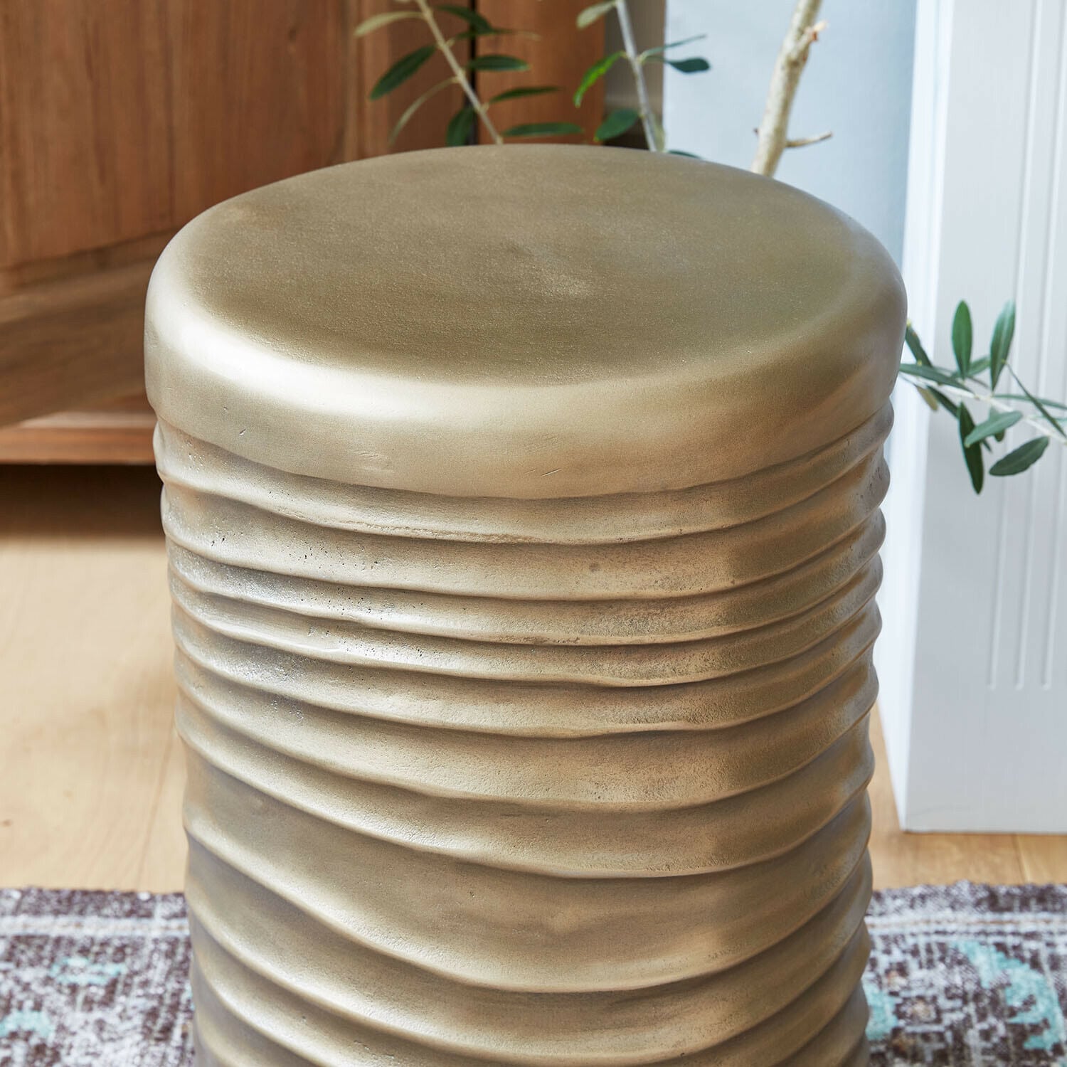 Dekorativer Hocker aus goldenem Metall mit welliger Struktur, moderner Wohnzimmertisch