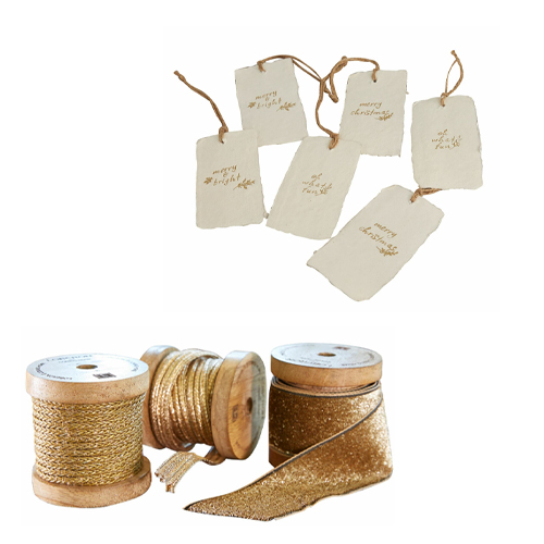 Set aus goldenen Bändern und weißen Papieranhängern mit festlichen Schriftzügen für Weihnachtsdeko