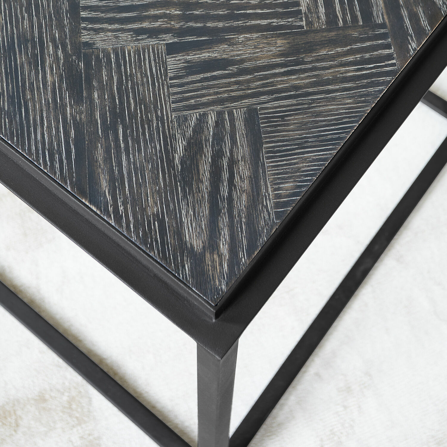 Beistelltisch mit schwarzer Holzplatte und Metallgestell, geometrisches Muster, moderner Wohnzimmertisch