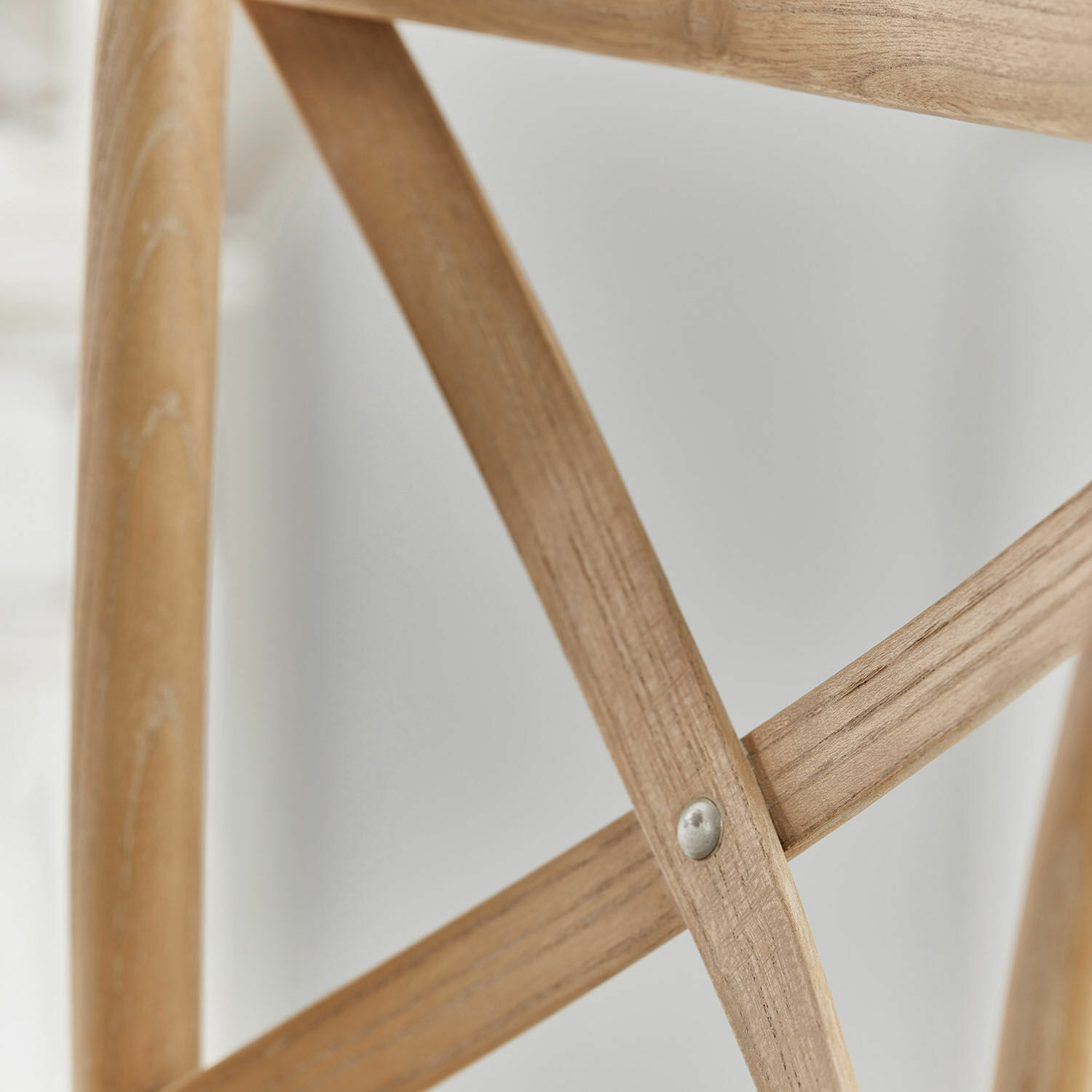 Detail aus hellem Naturholz mit Metallverbindung, Teil eines Holz-Möbels