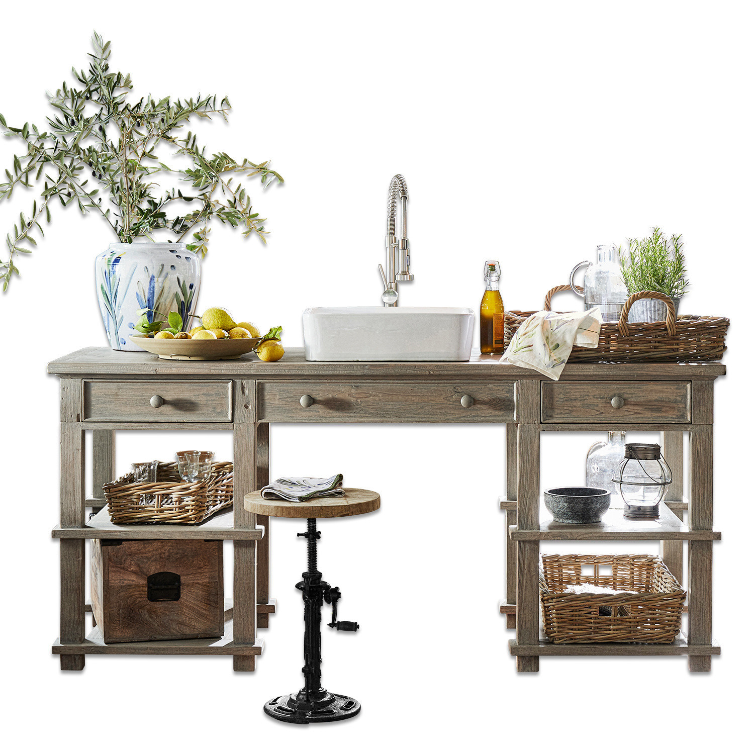 Rustikaler Holztisch mit Waschbecken, höhenverstellbarem Hocker und Küchenaccessoires