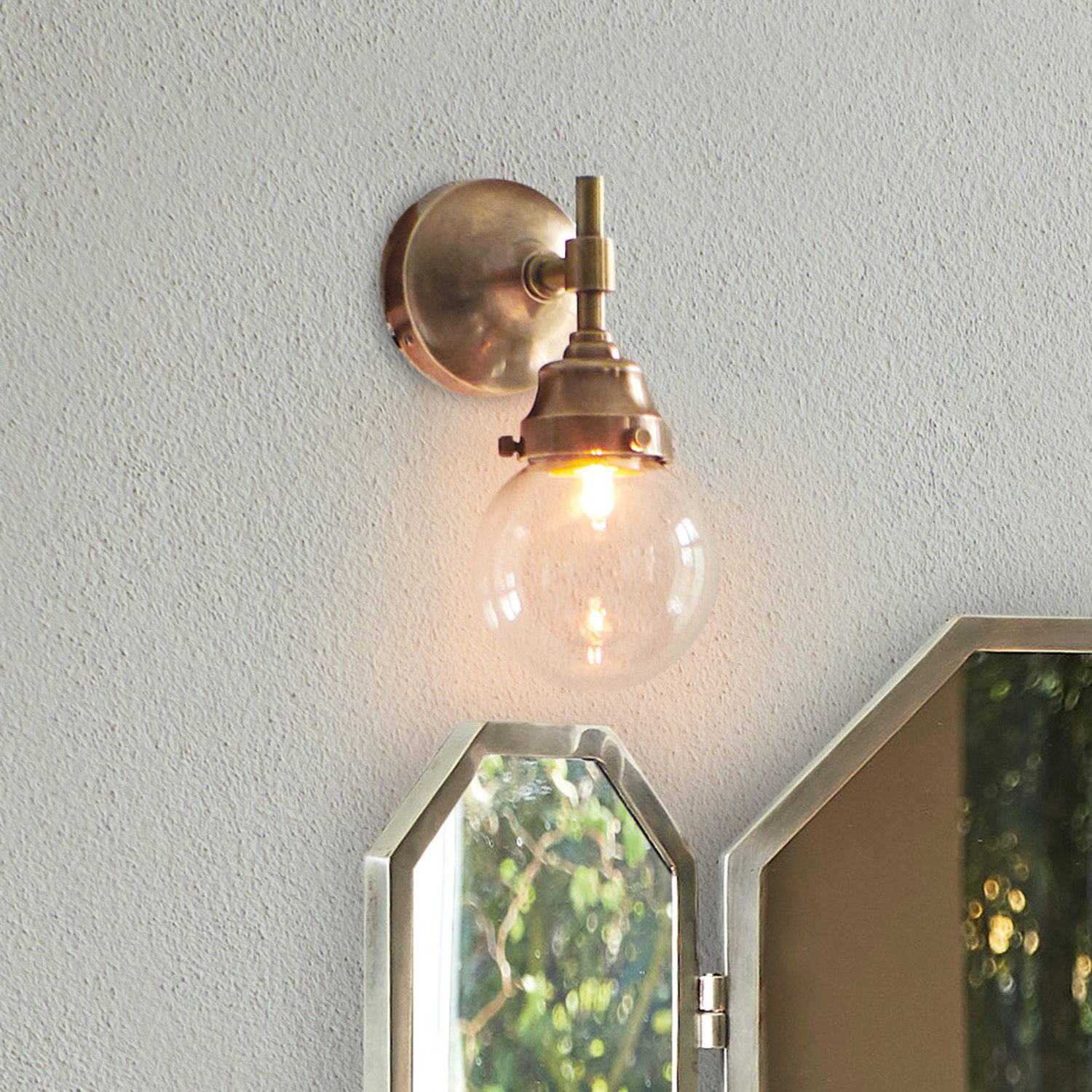 Messing-Wandleuchte mit klarem Glaskugel-Schirm, stilvolle Innenwandlampe