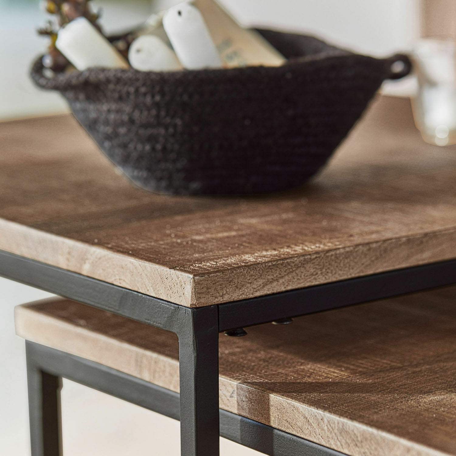 Tisch mit hellem Holzplatte und schwarzem Metallgestell, moderner Wohnzimmertisch