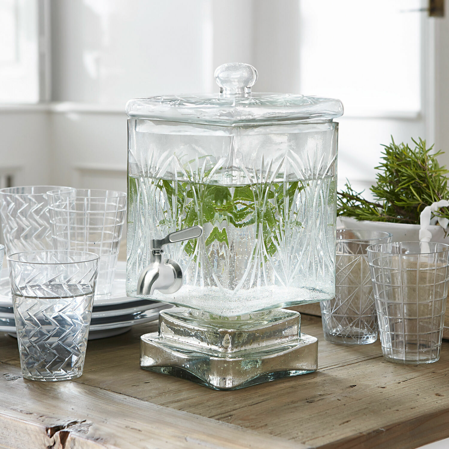 Glasgetränkespender mit Deckel und Zapfhahn, transparent mit graviertem Muster und grünen Blättern innen