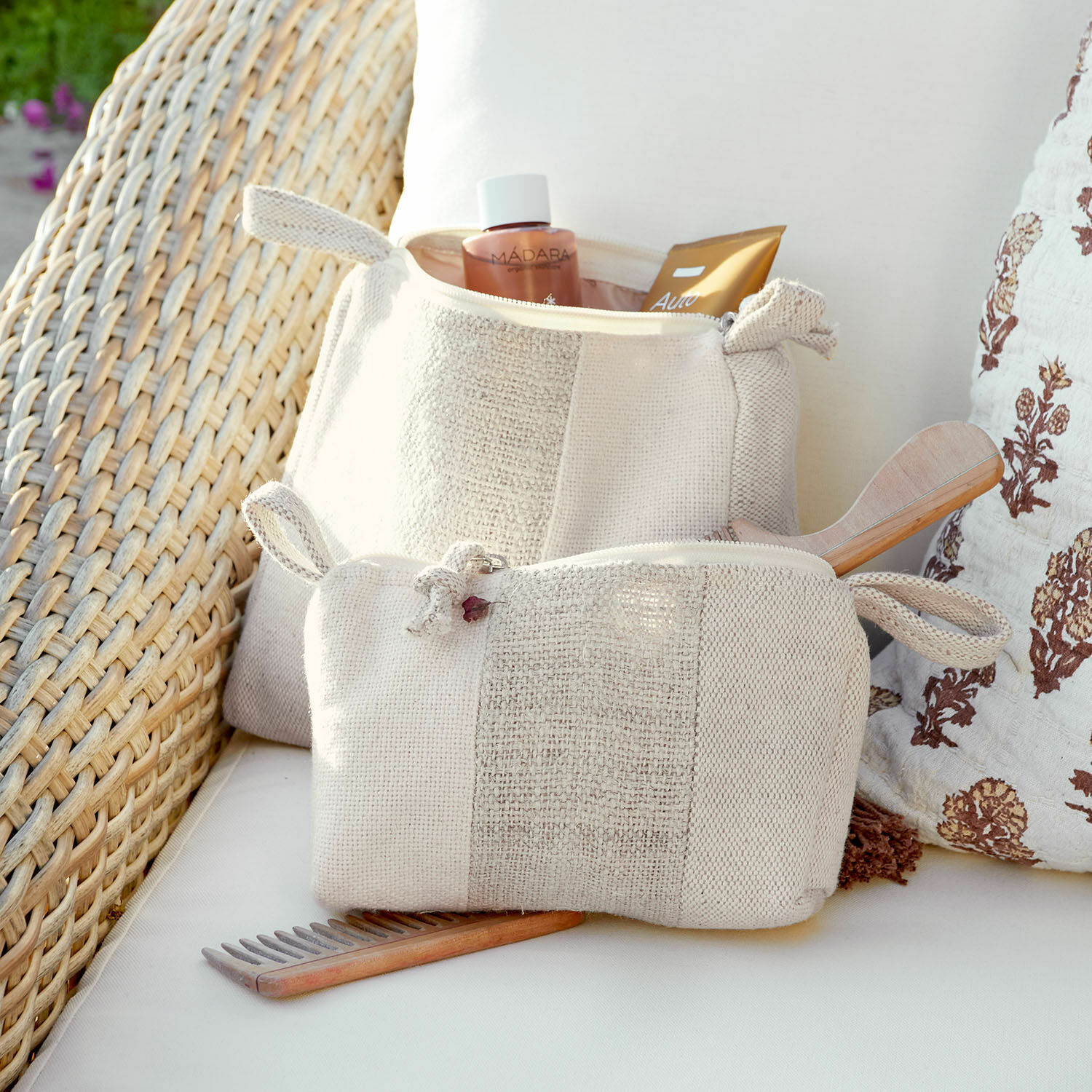 Kosmetiktasche 2er Set Xerivon Beige Kosmetiktaschen aus Stoff mit Holzkamm und Pflegeprodukten auf Sofa, praktische Aufbewahrung