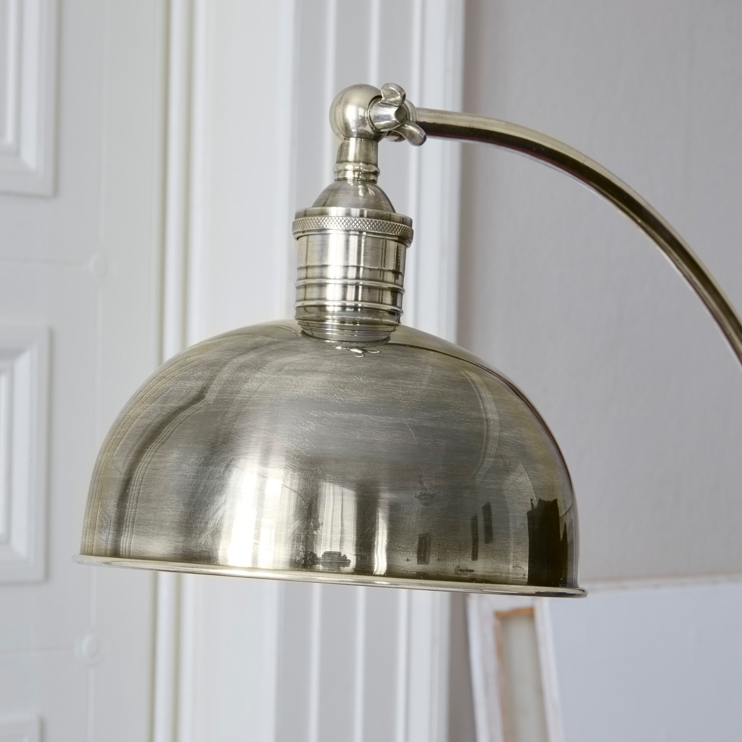 Wandlampe aus silbernem Metall mit verstellbarem Arm für stilvolle Innenbeleuchtung