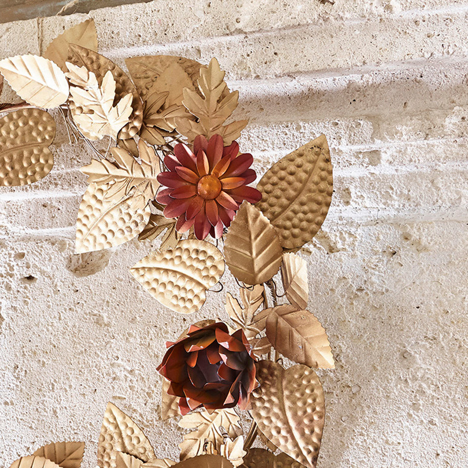 Wanddekoration aus Metall mit goldfarbenen Blättern und roten Blumen, dekorativer Wohnaccessoire