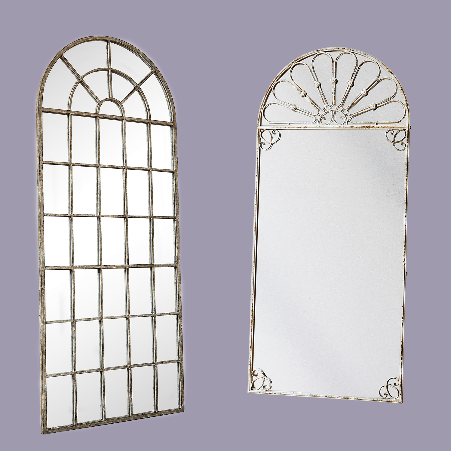 Zwei dekorative Standspiegel mit vintage Metallrahmen in Grau und Weiß für Wohnräume