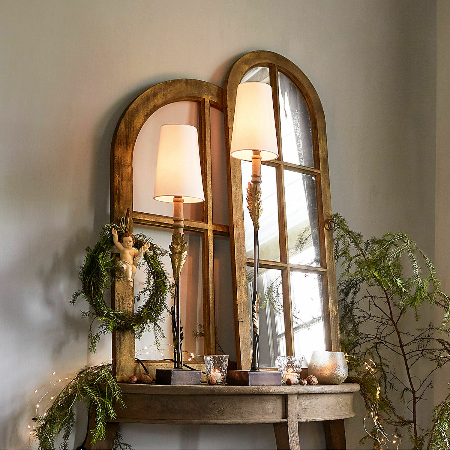 Spiegel und Deko-Fenster Crowley