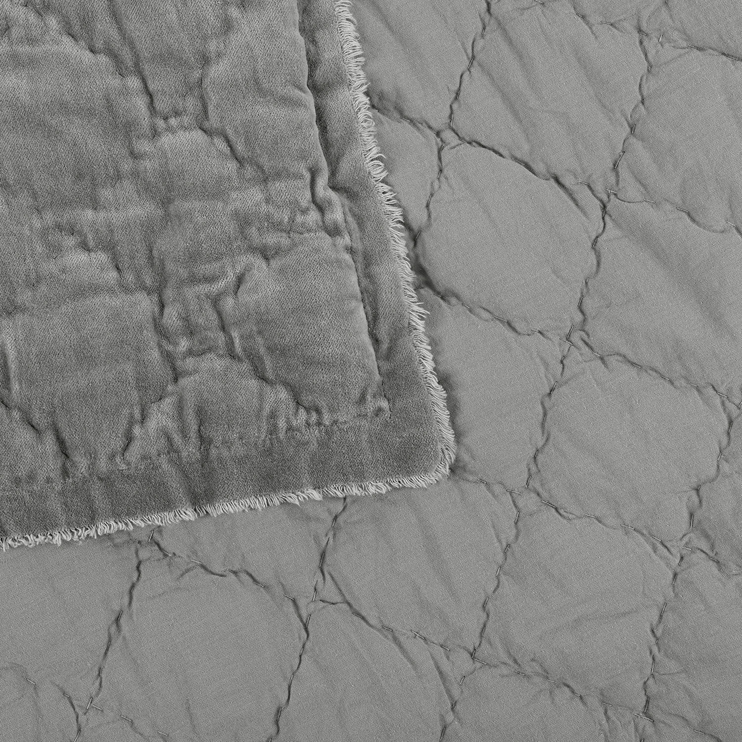 Grau gesteppte Decke aus weichem Material mit Fransen an den Rändern, dekorativer Wohntextilartikel