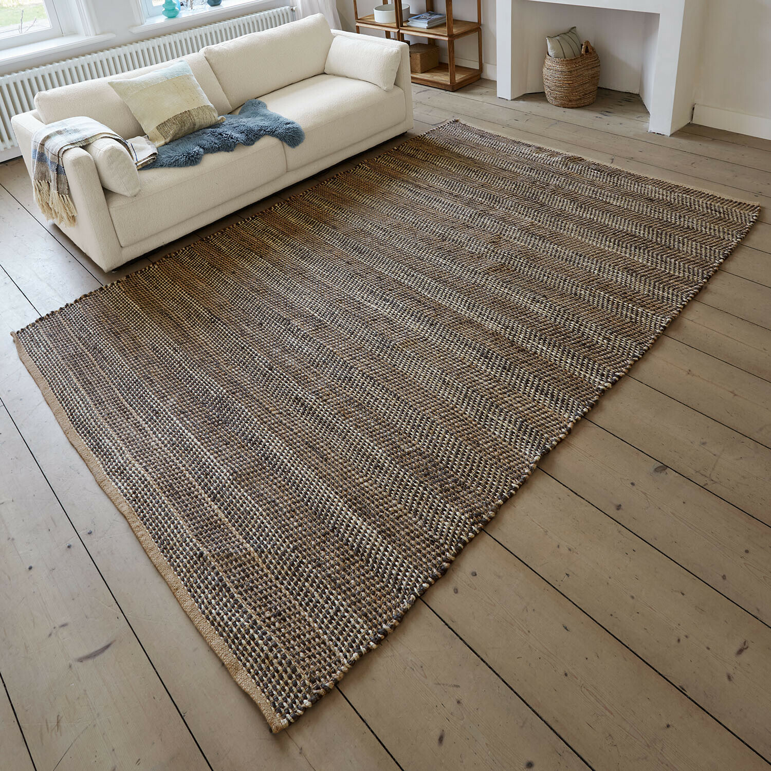 Teppich Myråsen Naturfaser-Teppich in Braun-Beige auf hellem Holzboden im Wohnzimmer mit weißem Sofa