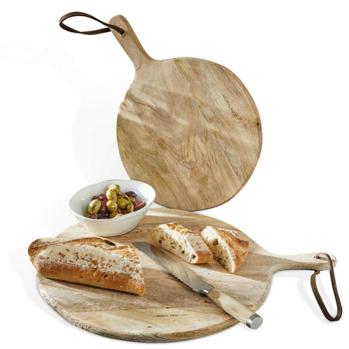 Runde Schneidebrett aus Holz mit Griff und Lederband, Brot und Messer darauf, natürliche Materialien