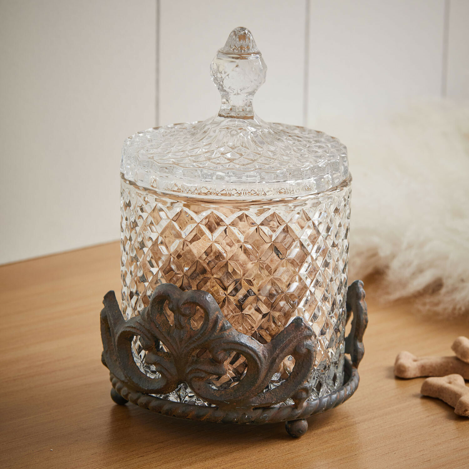 Glasdose mit Halterung Kerynna Glasbehälter mit Deckel und dekorativem Metallfuß auf Holztisch, Wohnaccessoire