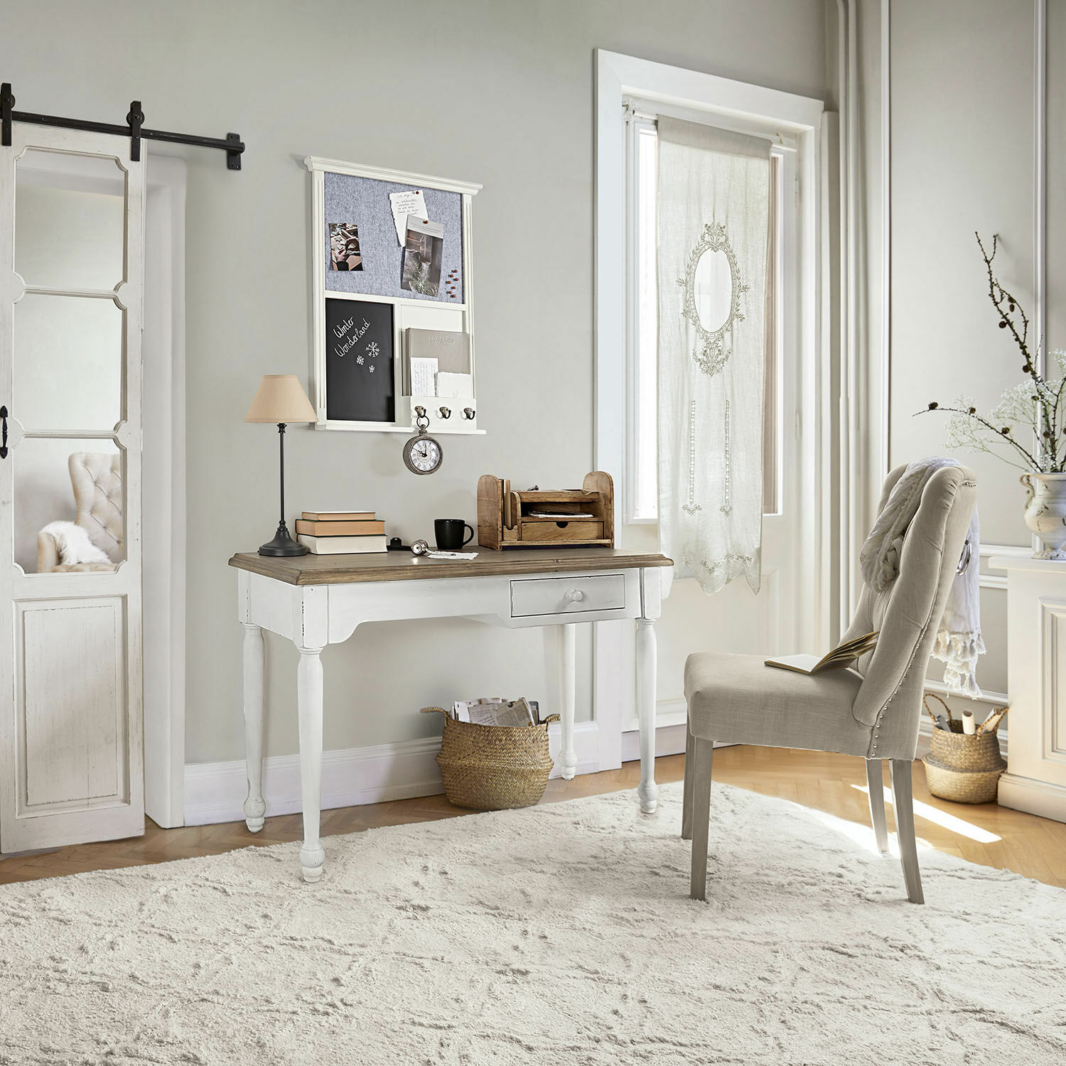 Weißer Holzschreibtisch mit Schublade und beige gepolsterter Stuhl in hellem, gemütlichem Arbeitszimmer