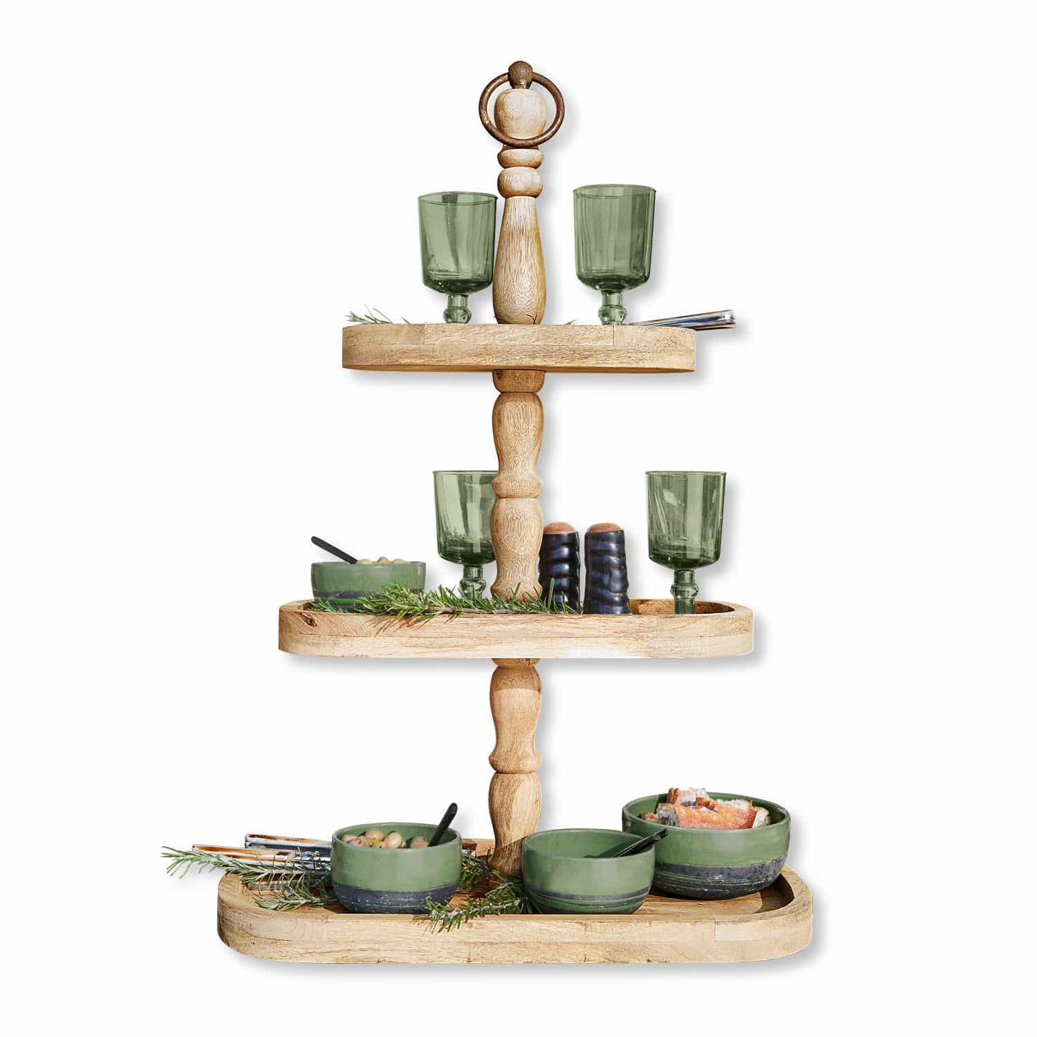 Dreistöckiges Holztablett mit grünen Keramikschalen und Gläsern zum Servieren von Snacks