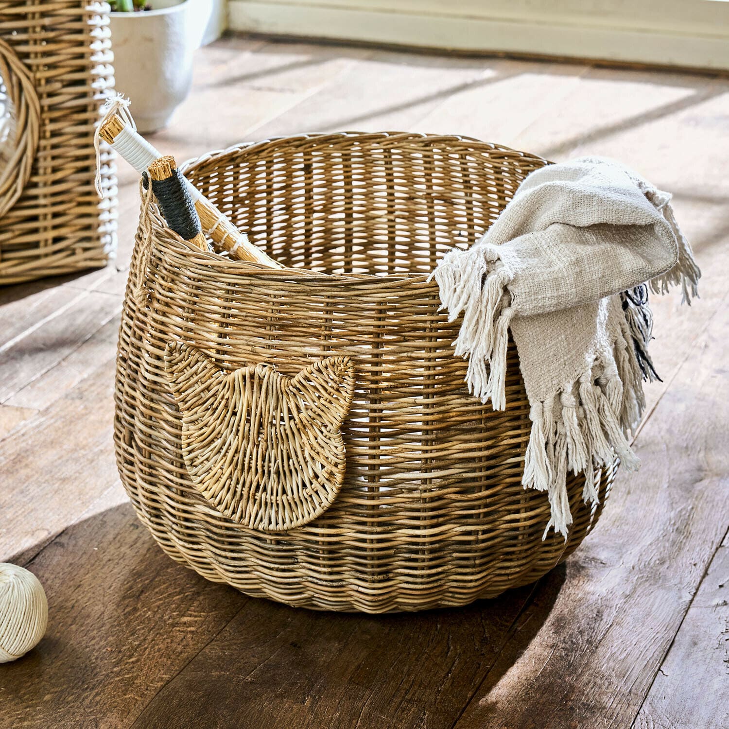 Korb Miezzi Runder Korb aus natürlichem Rattan mit Katzenkopf-Dekor und beiger Decke innen
