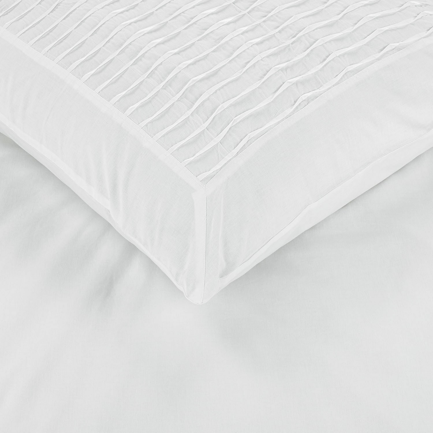 Weiße Baumwoll-Kissenhülle mit feinen Falten, weiche und elegante Bettwäsche