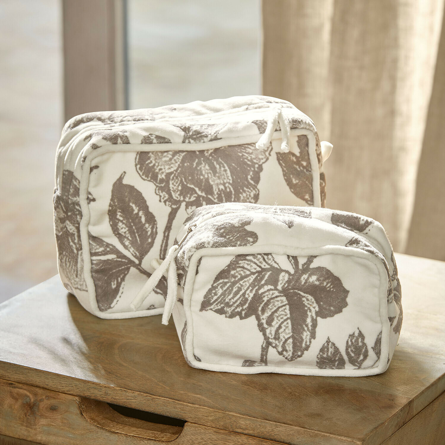 Set aus zwei Kosmetiktaschen aus Baumwolle in Creme mit braunem Blattmuster, praktische Aufbewahrung