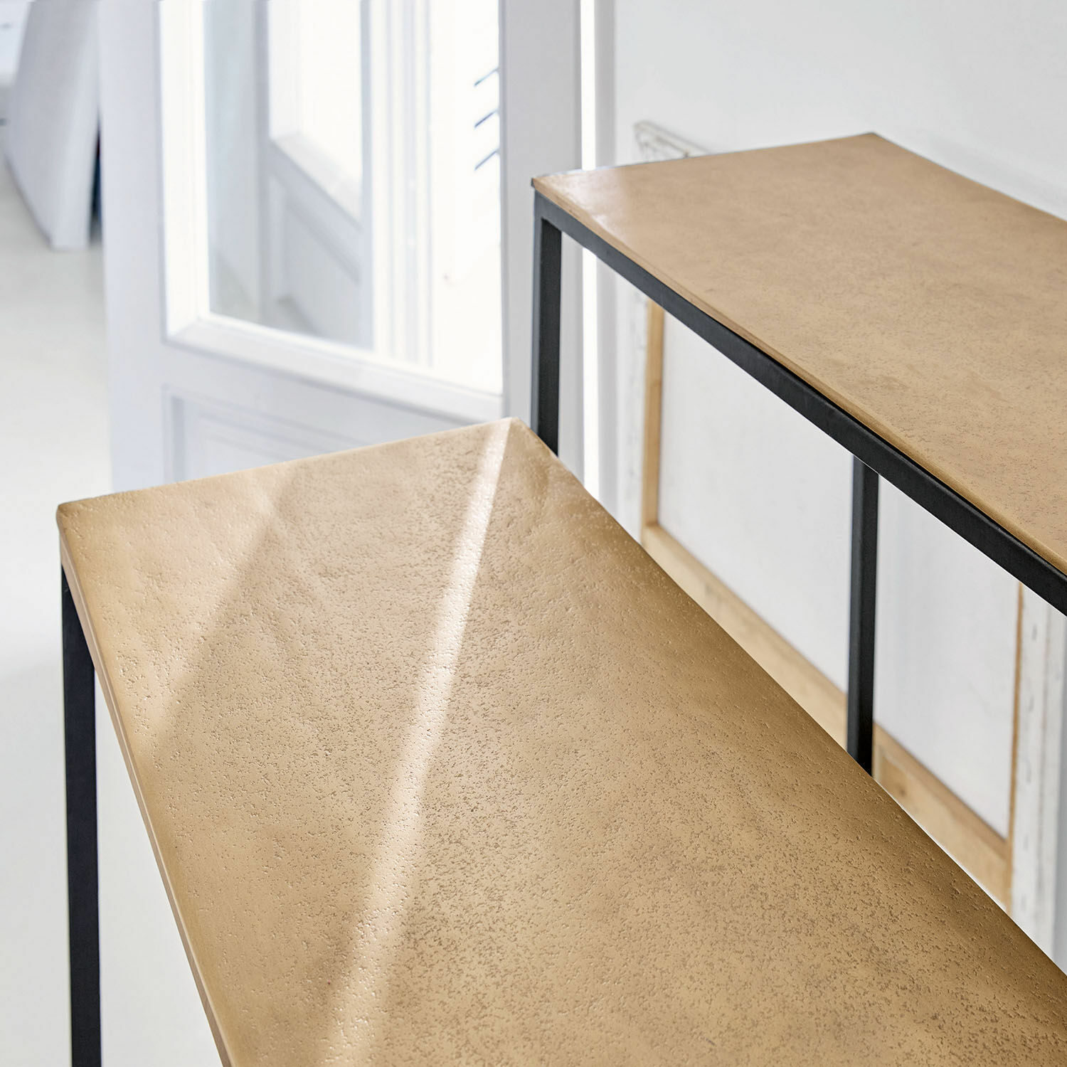 Tisch und Bank mit beiger Metallplatte und schwarzem Stahlgestell für modernes Interieur